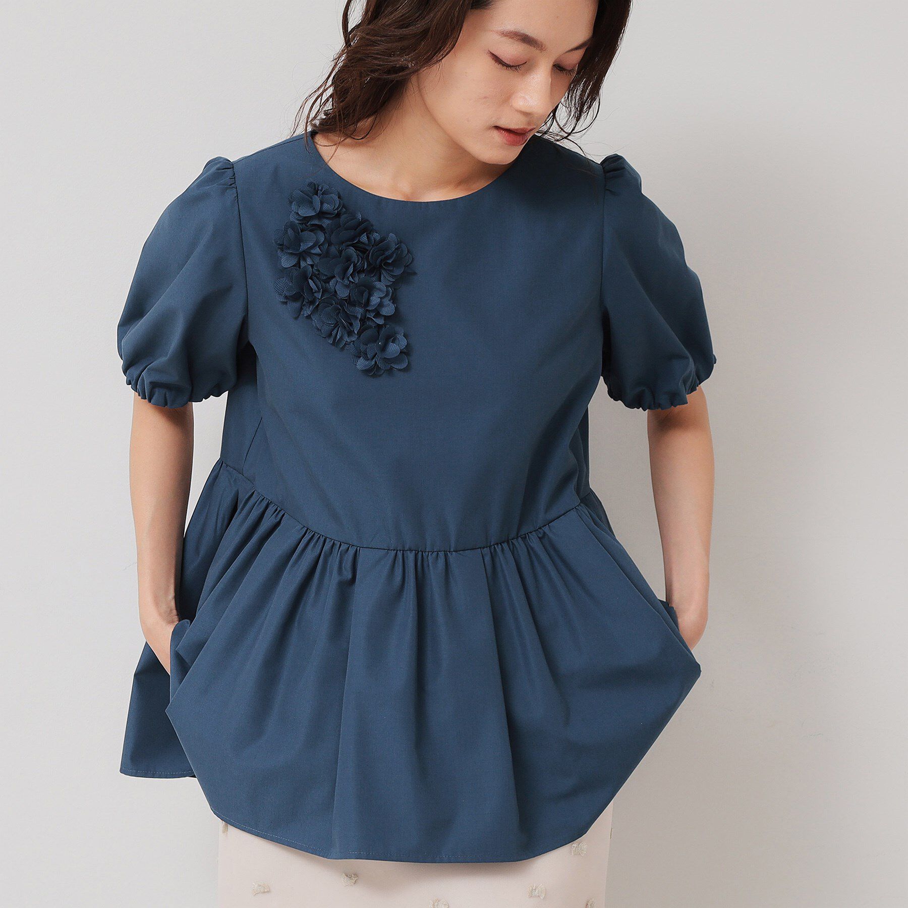 SunaUna「【接触冷感／ペプラム】コサージュ風ブラウス」|シャツ・ブラウス|