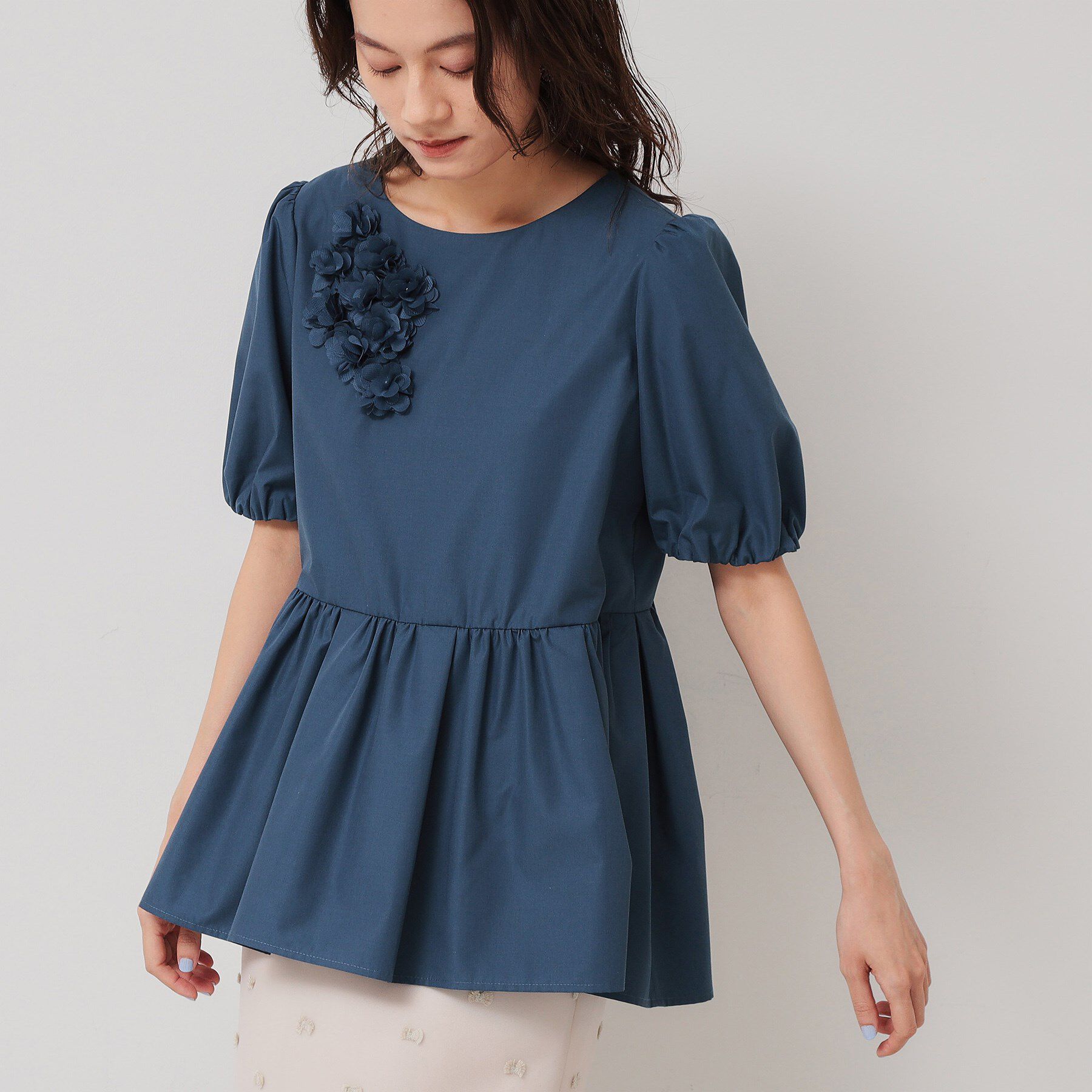 SunaUna「【接触冷感／ペプラム】コサージュ風ブラウス」|シャツ・ブラウス|ブルー(092)