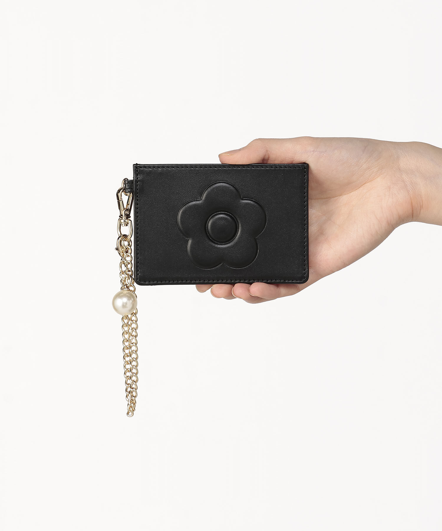 MARY QUANT「エンボスデイジーパール シングルパスケース」|定期入れ|ブラック