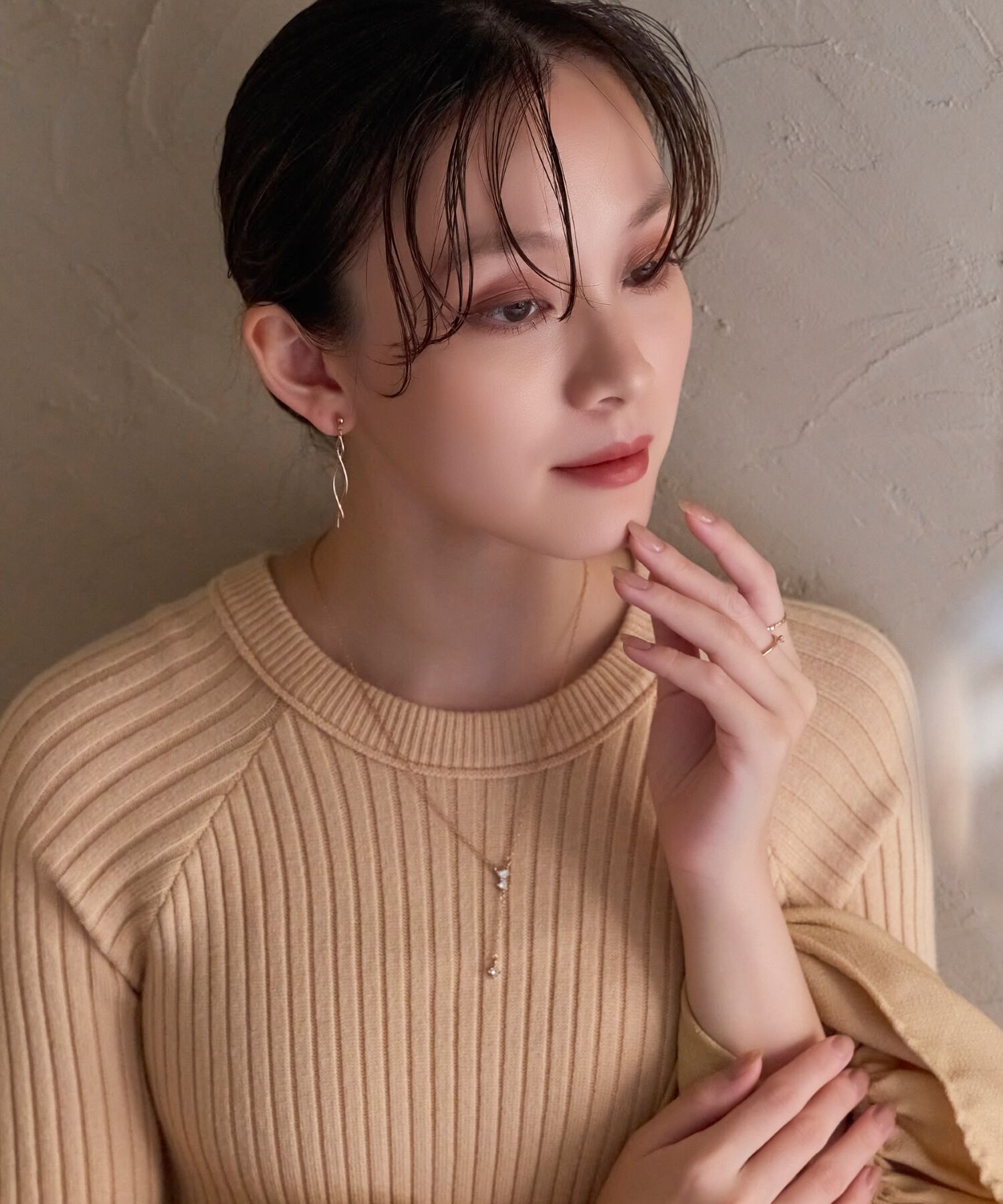 Phoebe「【金属アレルギー対応/痛くないシリーズ】スウィングループフィットイヤリング　シャンパンゴールド」|イヤリング|