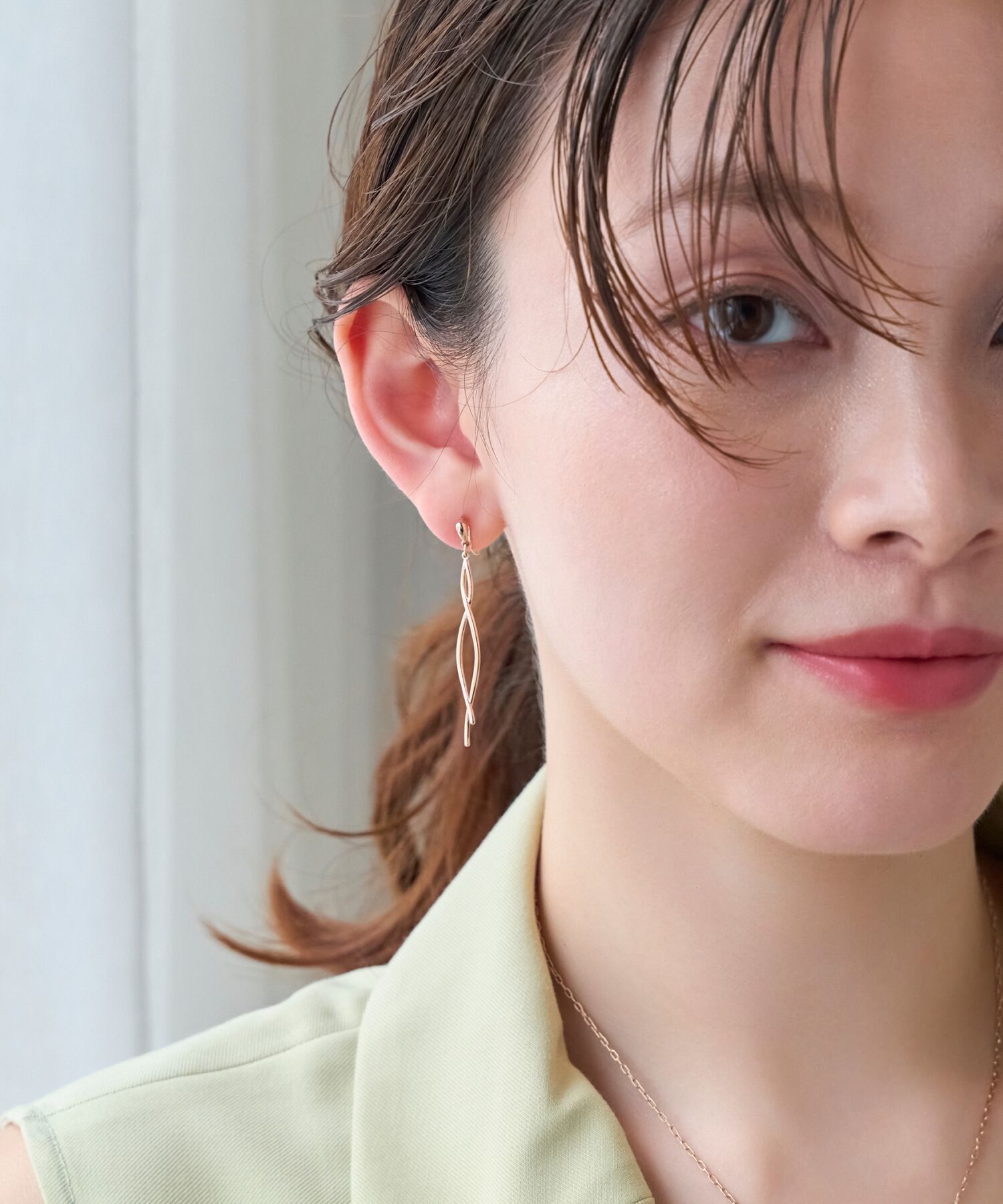 Phoebe「【金属アレルギー対応/痛くないシリーズ】スウィングループフィットイヤリング　シャンパンゴールド」|イヤリング|