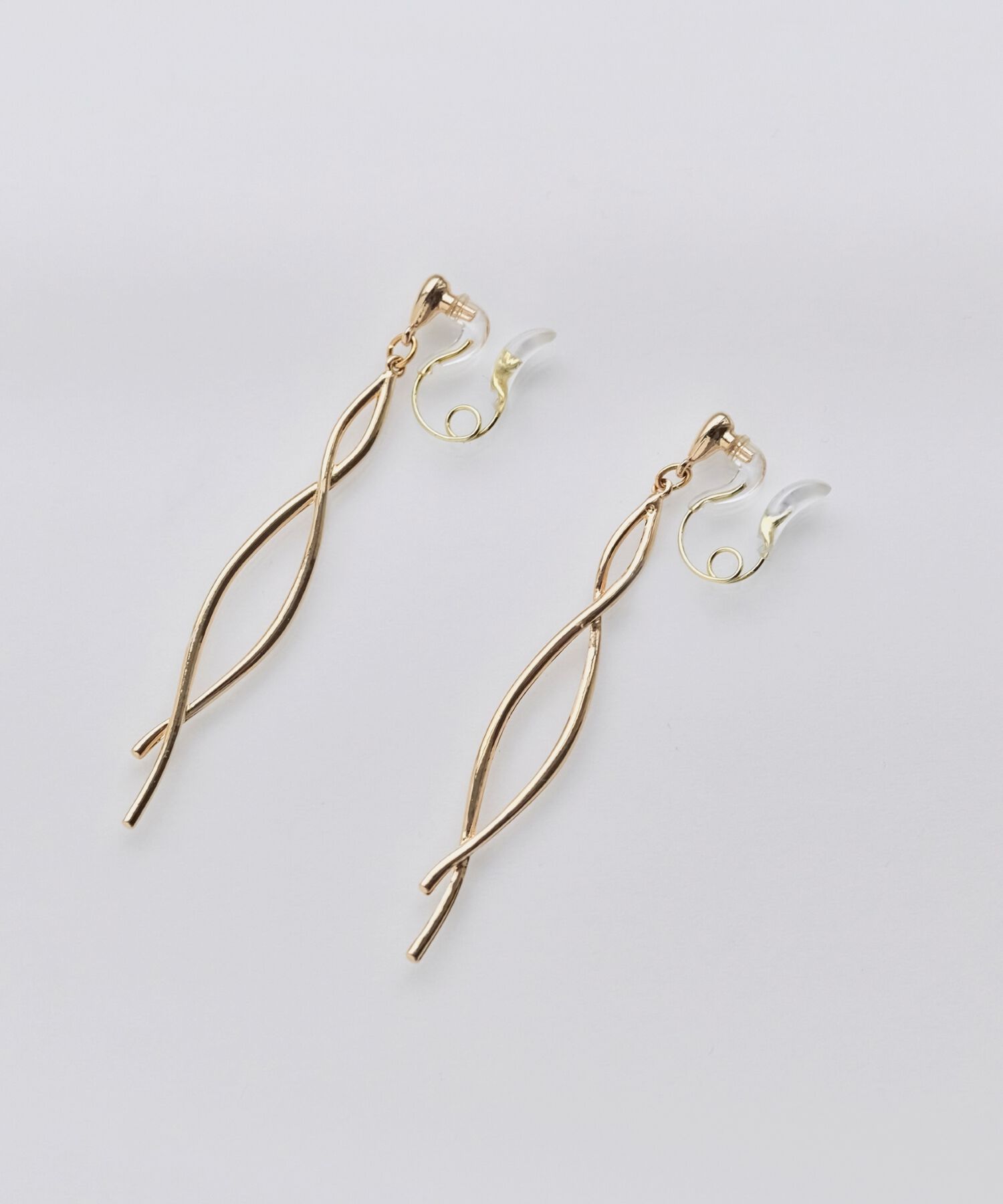 Phoebe「【金属アレルギー対応/痛くないシリーズ】スウィングループフィットイヤリング　シャンパンゴールド」|イヤリング|