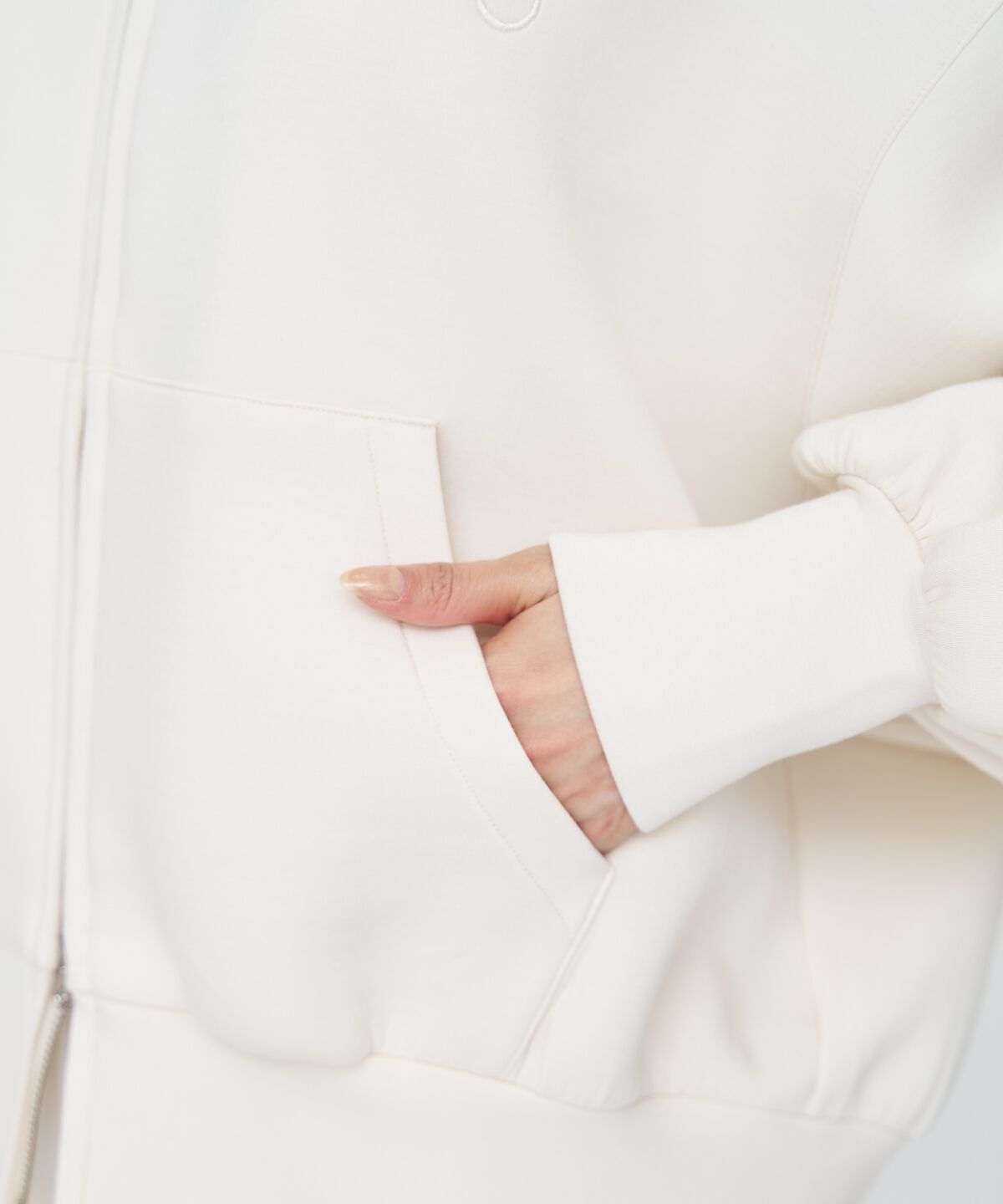 アンドクチュール「ロゴ刺繍ボンディングZIPパーカー」|パーカー|