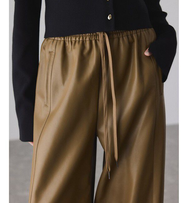 ADAM ET ROPE'「シンセティックレザートラックパンツ」|チノ|