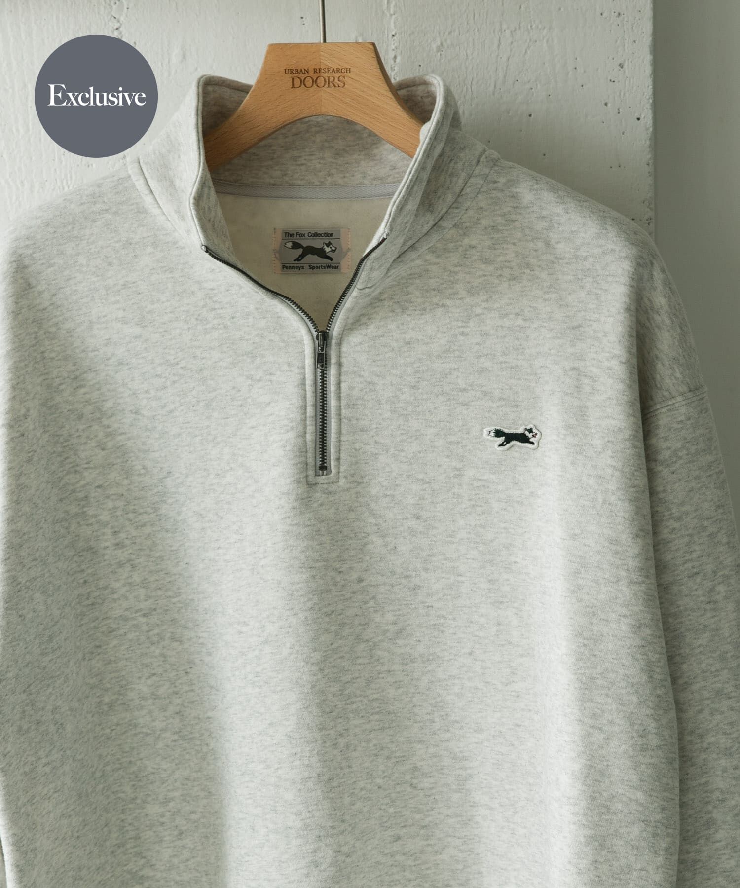 URBAN RESEARCH DOORS「『XLサイズ/WEB限定』『別注』PENNEYS&times;DOORS　THE FOX ハーフジップスウェット」|スウェット・ジャージ|グレー系その他