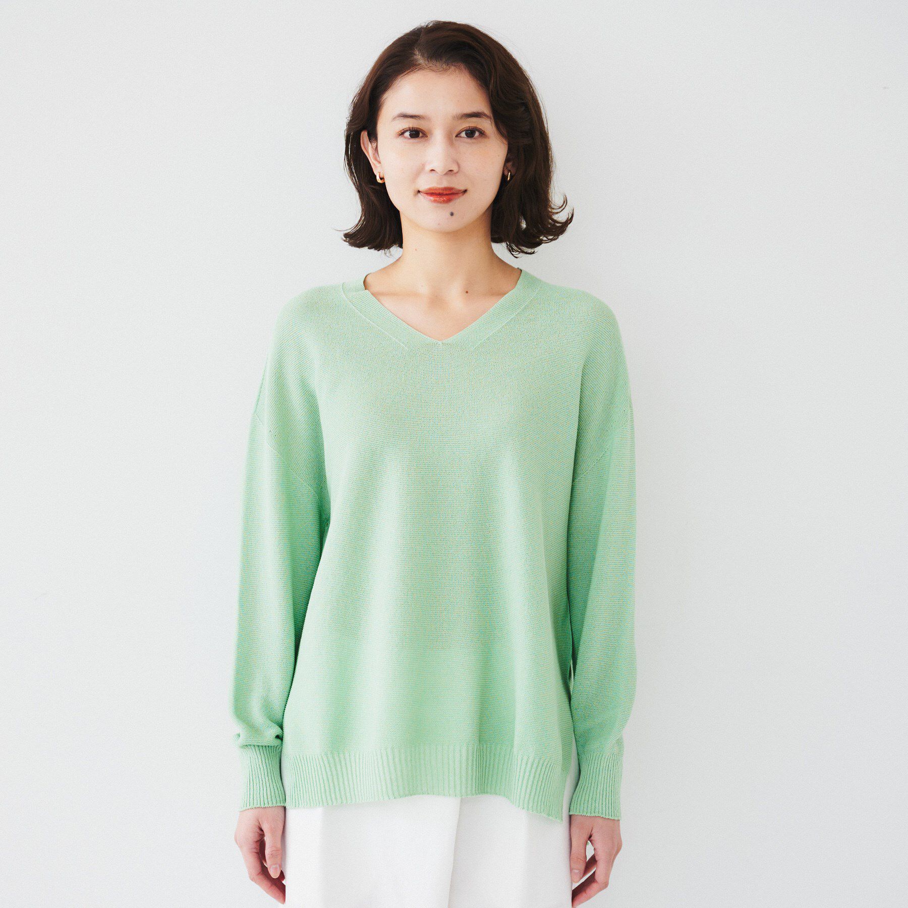 UNTITLED「【体型カバー/清涼感】サイドスリット Vネックニット」|ニット・セーター|