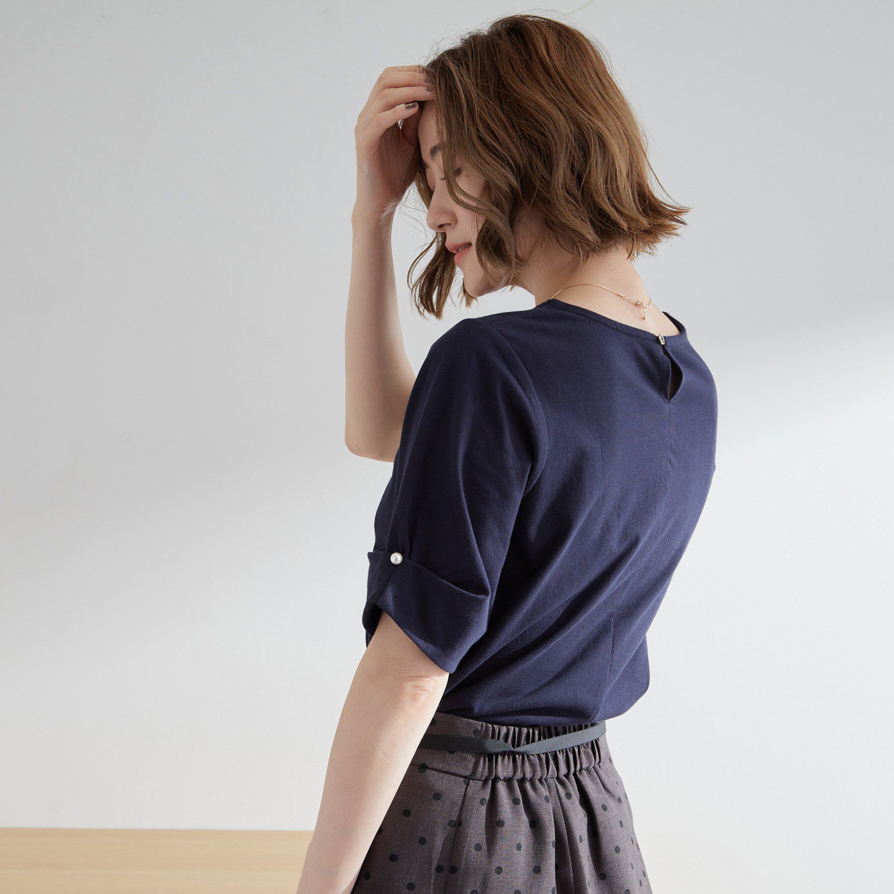 grove「きちんと感と女性らしさ、二の腕カバーが一枚で叶う　袖口パール調ボタンプルオーバー」|Tシャツ・カットソー|ネイビー(094)
