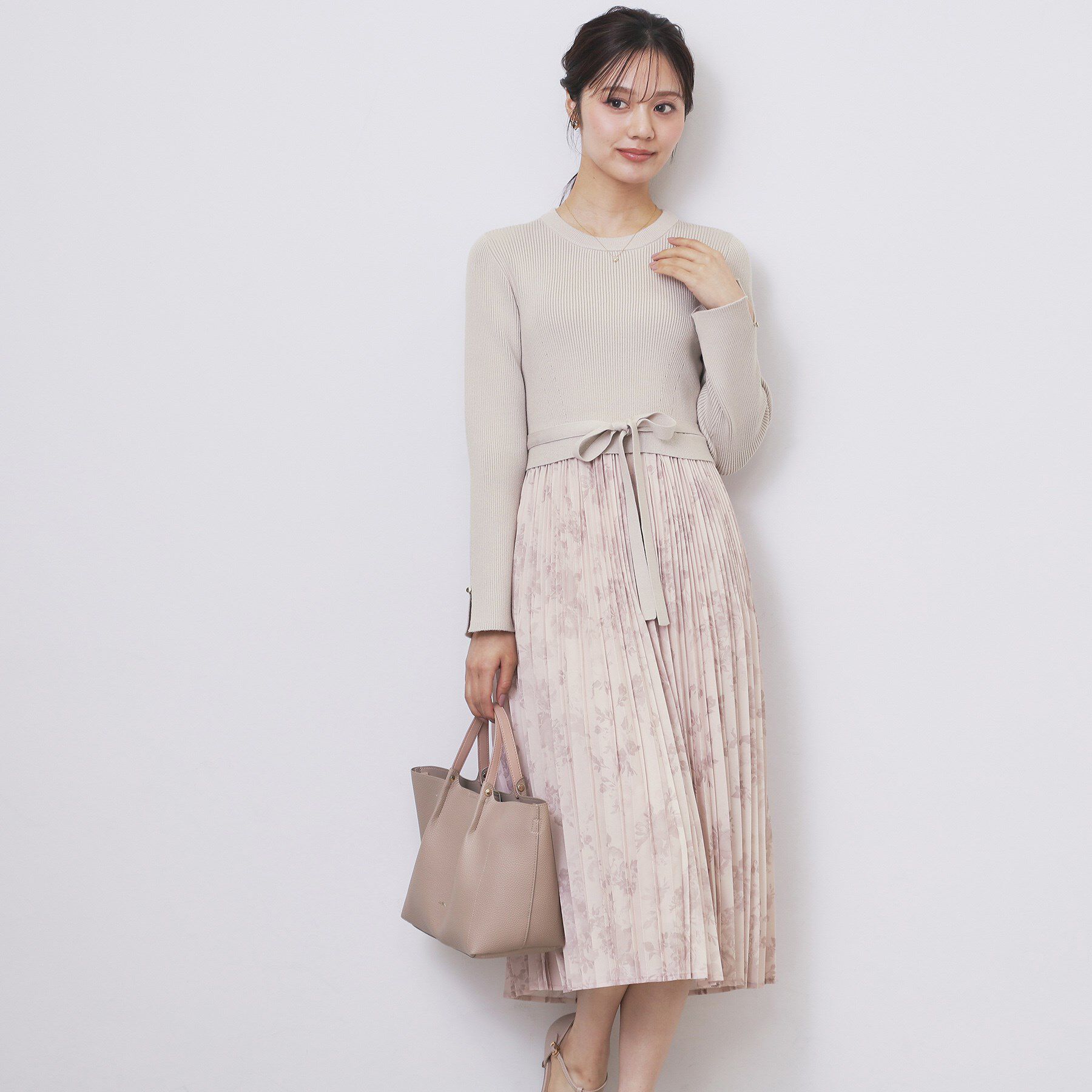 index「フラワープリーツドッキングニットワンピース【洗濯機OK】」|ワンピース|グレージュ(050)