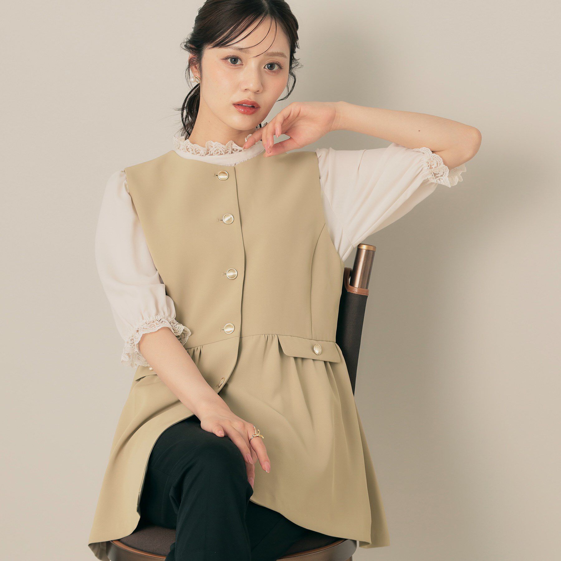 Couture broach「【フェミニン・きれいめ】ゴールド釦ペプラムジレ」|ベスト・ジレ|