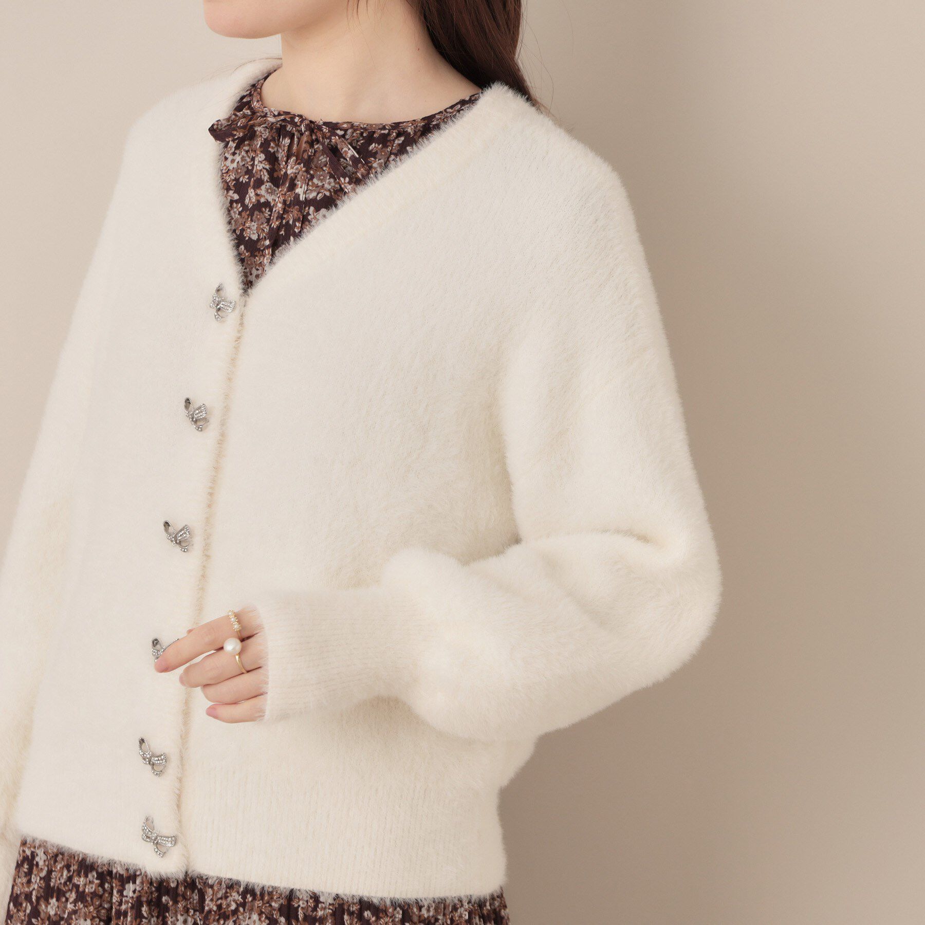 Couture broach「【高見え・大人可愛い】ビジューリボン釦 前後2WAYフェザーカーディガントップス」|カーディガン|