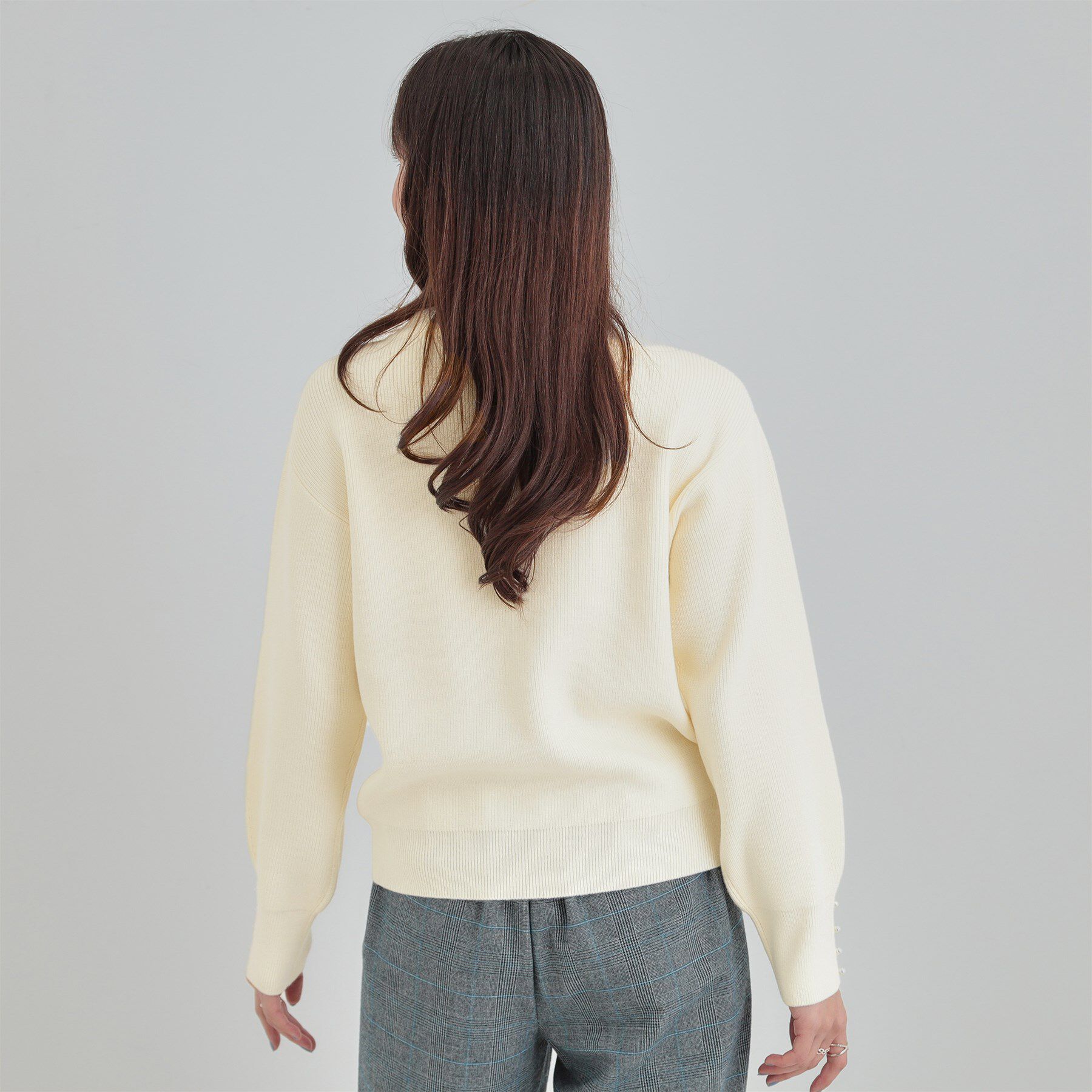 SHOO･LA･RUE「【洗濯機可/S-LL/毛玉になりにくい】お袖パールで上品な ハイネックニット」|ニット・セーター|