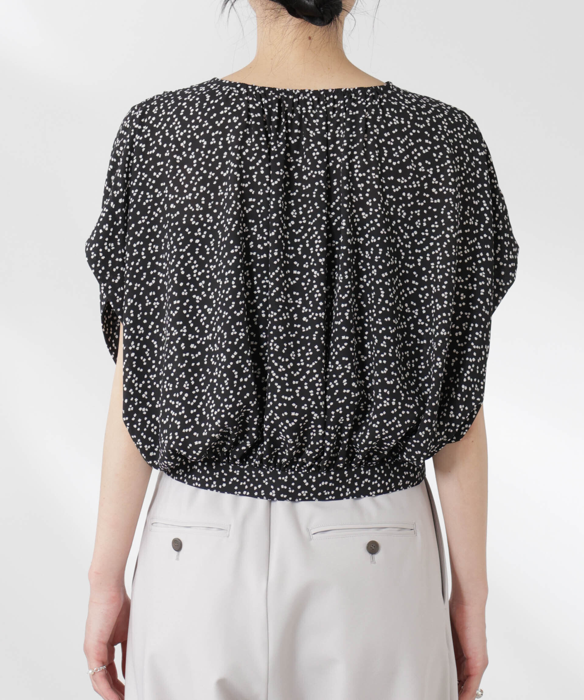 nano･universe「ランダムドットショート丈Vネックブラウス」|シャツ・ブラウス|