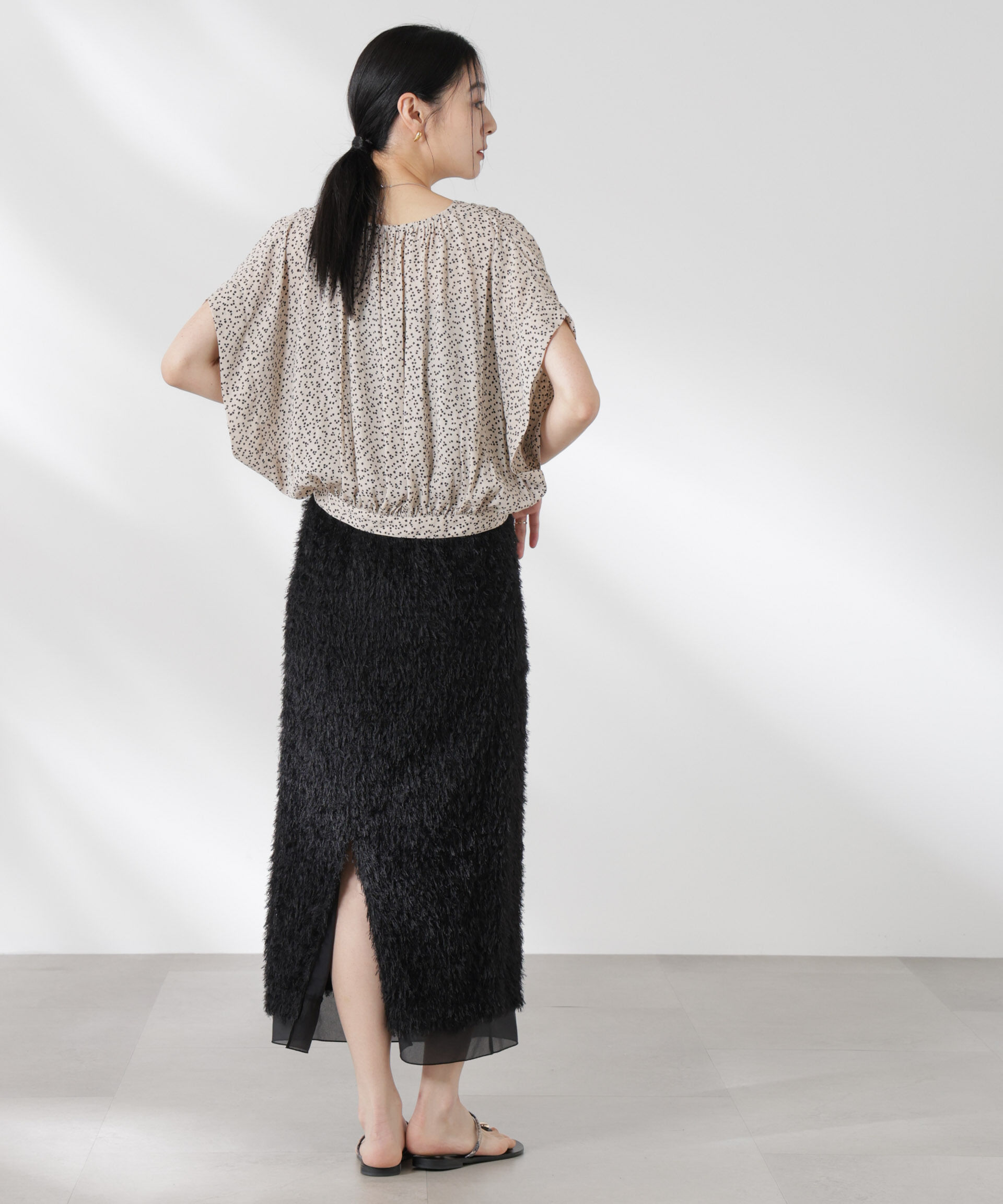 nano･universe「ランダムドットショート丈Vネックブラウス」|シャツ・ブラウス|