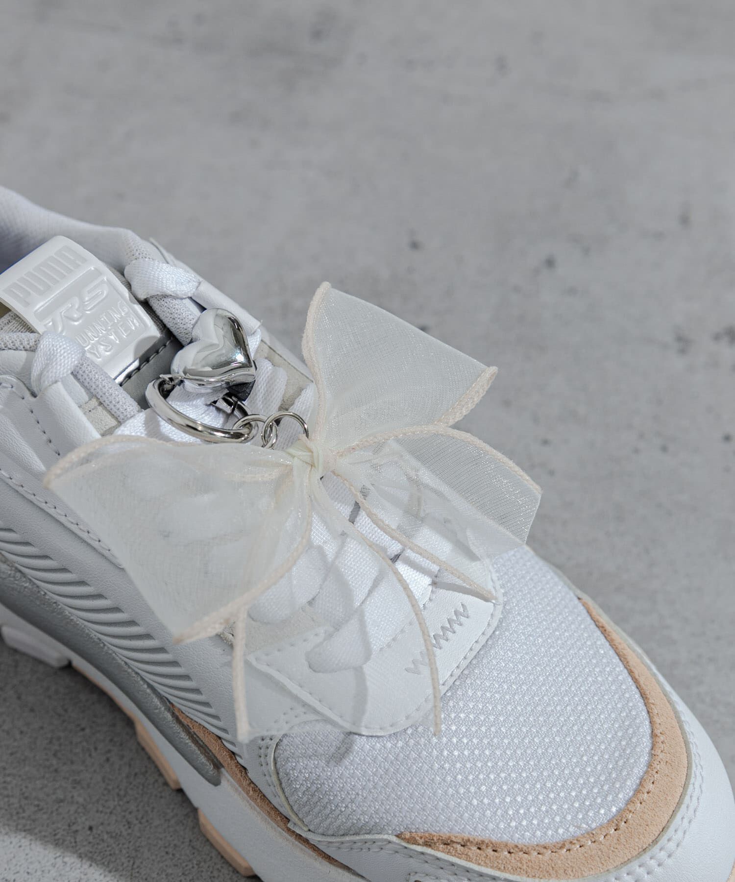 SMELLY「リボンハートアシメスニーカーチャーム」|シューケア|