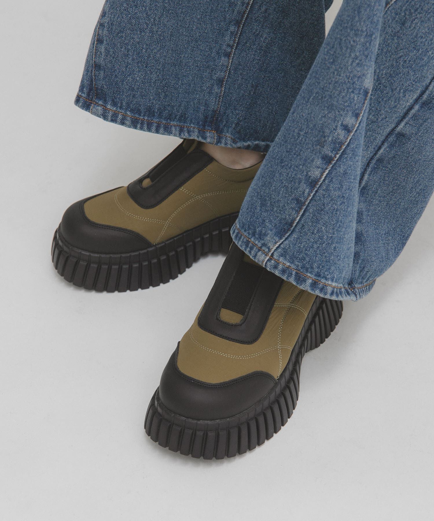  「チャンキーソールパファースリッポン」|スニーカー|カーキ