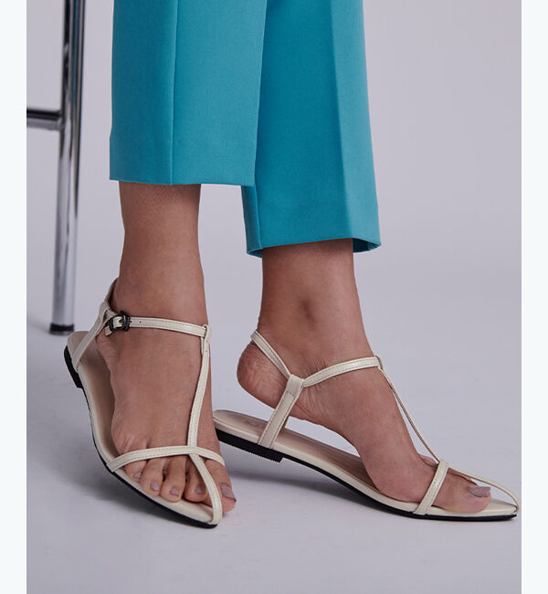 ur's「【神山まりあさん着用】クロスデザインストラップフラットサンダル」|サンダル|アイボリー