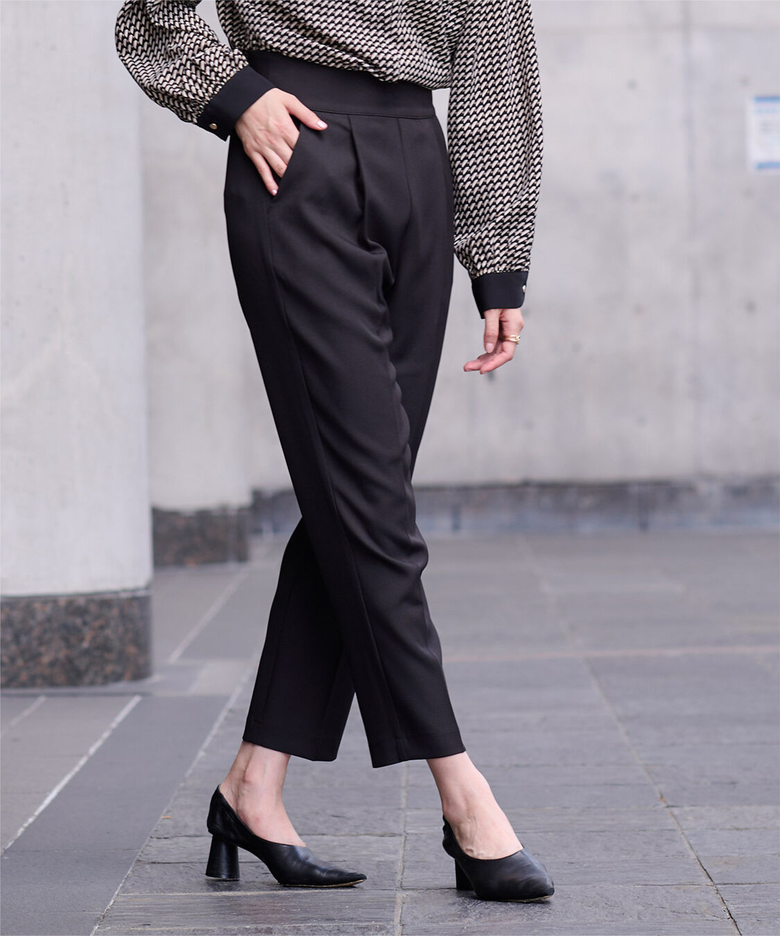 ur's「ハイウエストタックテーパードパンツ」|スラックス|