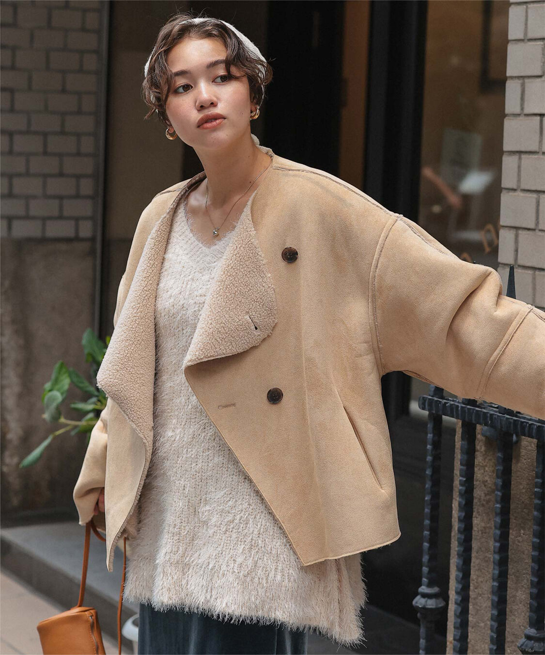 titivate「フェイクムートンノーカラージャケット」|ノーカラーコート|ライトベージュ