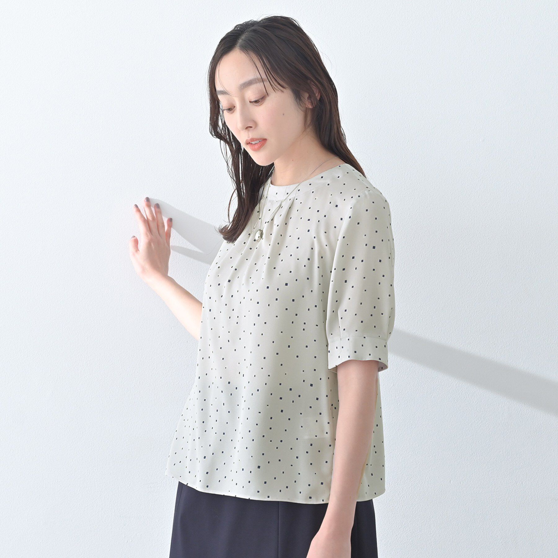 UNTITLED「タックディティールブラウス」|シャツ・ブラウス|ライトグレー(111