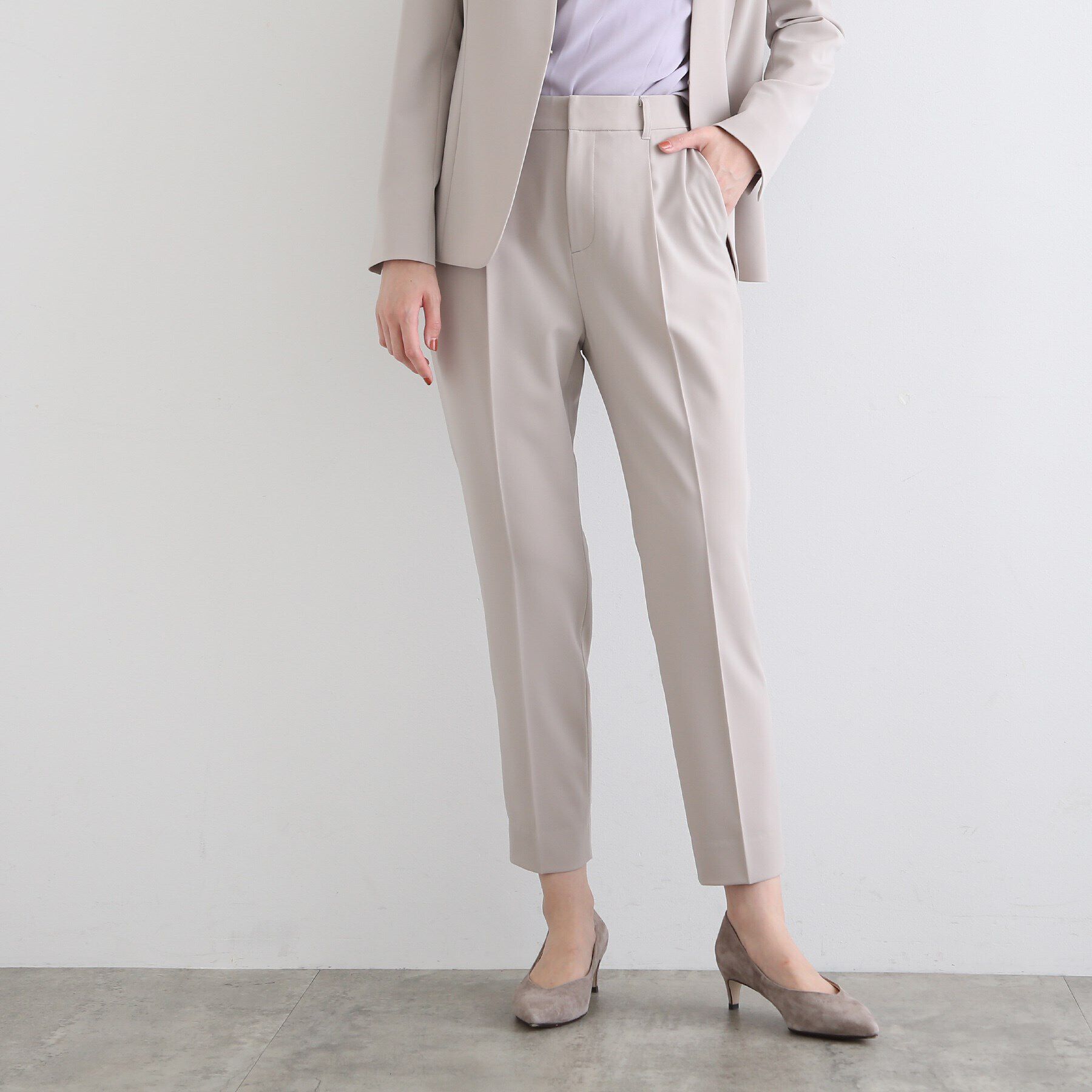 INDIVI「【洗える/UVケア/エコ/日本製】ストレッチ タックテーパードパンツ」|スーツ|ライトグレー(611