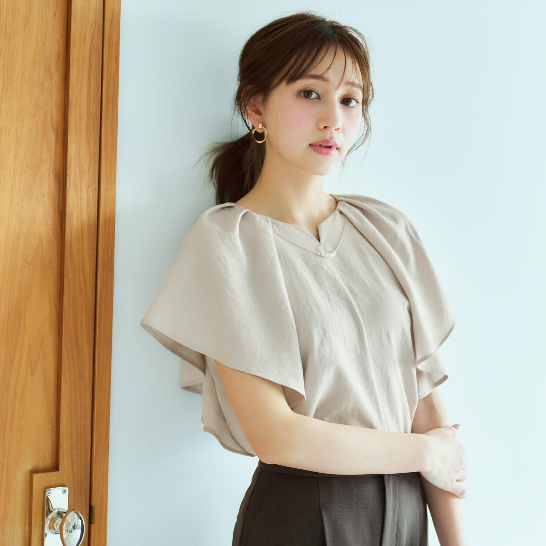 index「《7色展開/S-LLサイズ》フリルタックスリーブキーネックブラウス【吸水速乾/洗濯機可/イージーアイ」|シャツ・ブラウス|