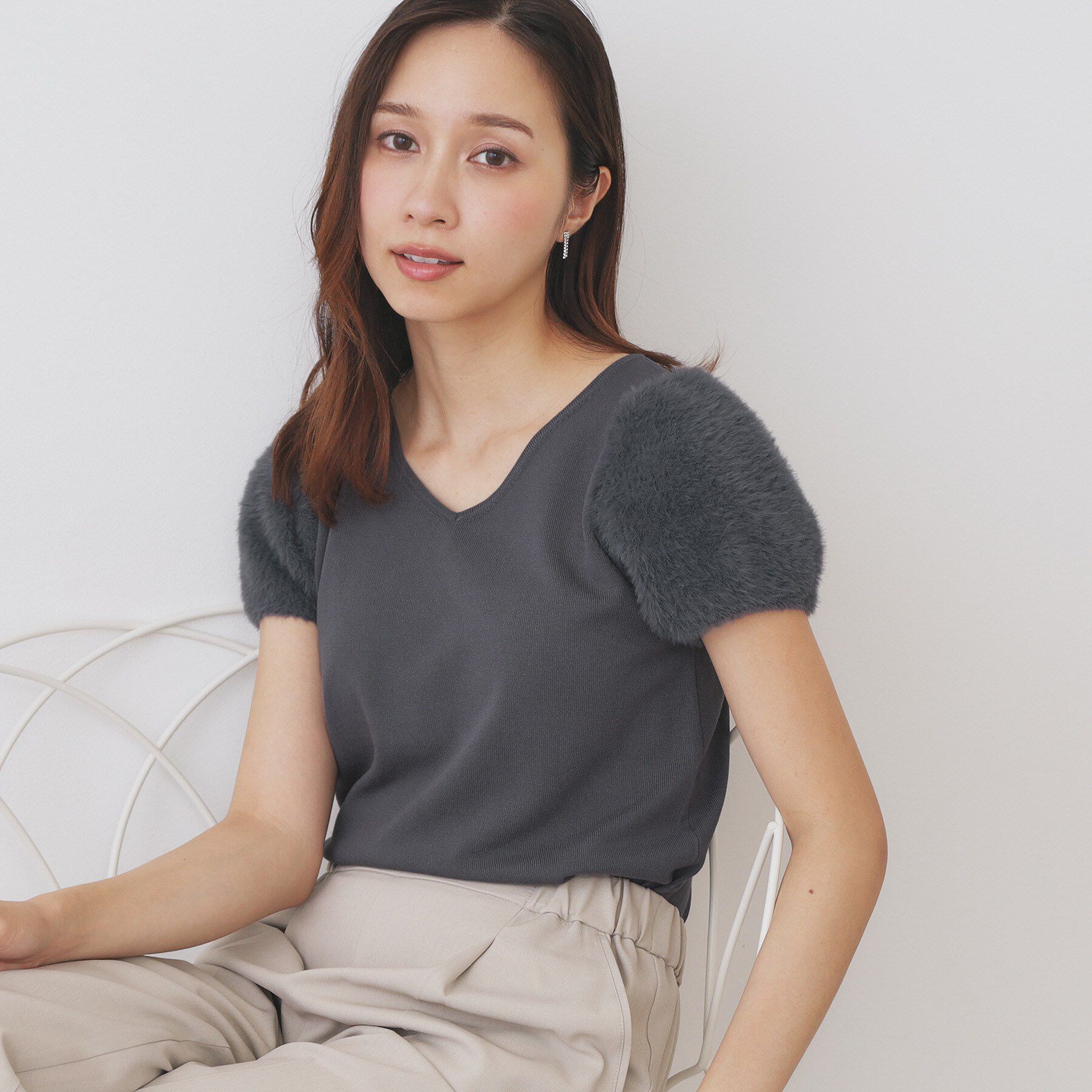 index「《6色展開》フェザーパフスリーブVネックニット【洗濯機洗い可】」|ニット・セーター|チャコールグレー(8