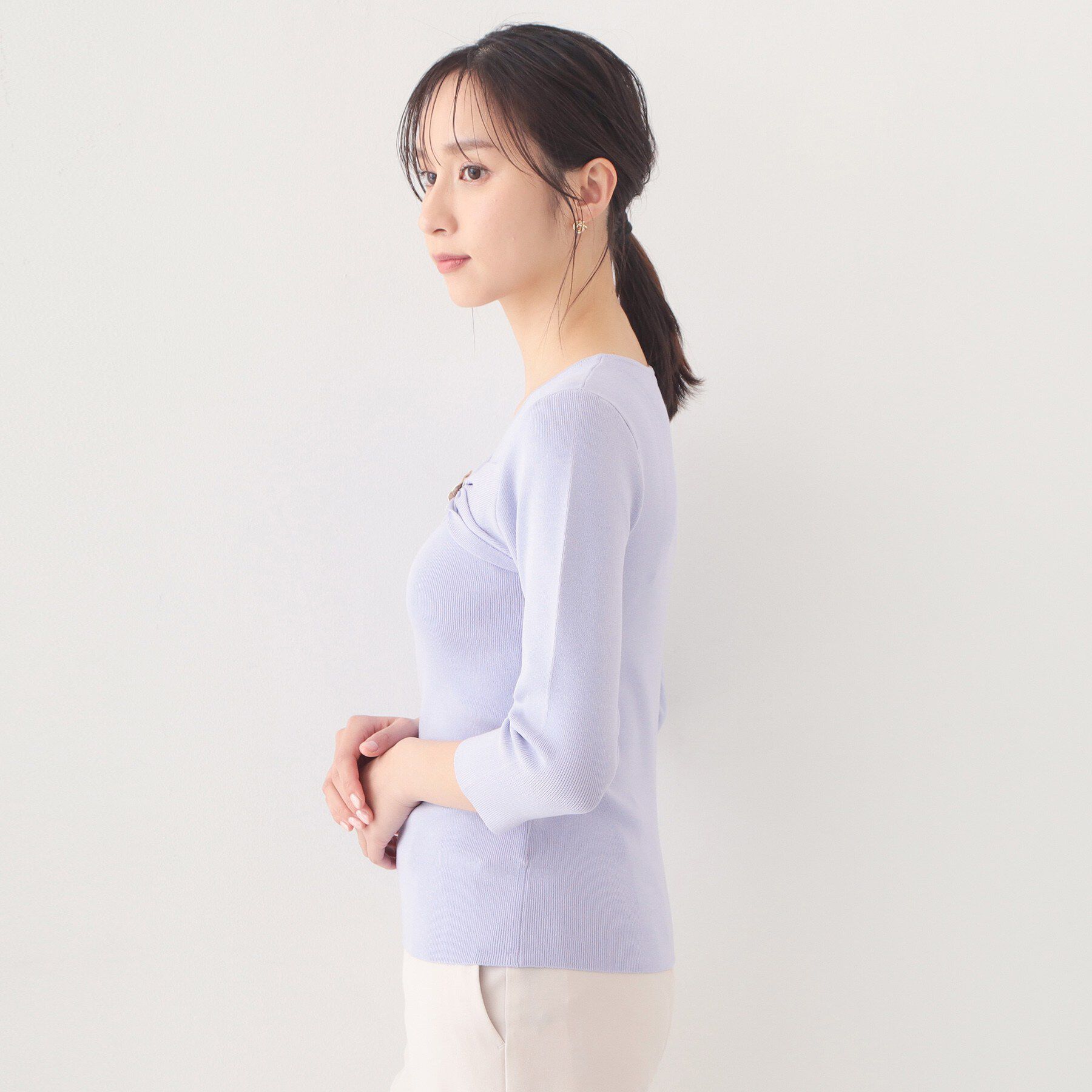 index「ブローチ風ゴールドパーツ付きアシメニット【洗濯機OK／坑ピル】」|ニット・セーター|