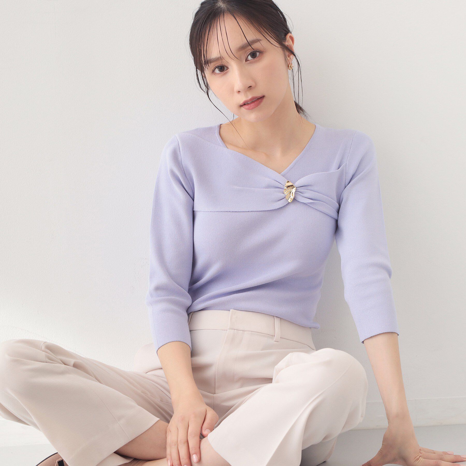 index「ブローチ風ゴールドパーツ付きアシメニット【洗濯機OK／坑ピル】」|ニット・セーター|ラベンダー(080)