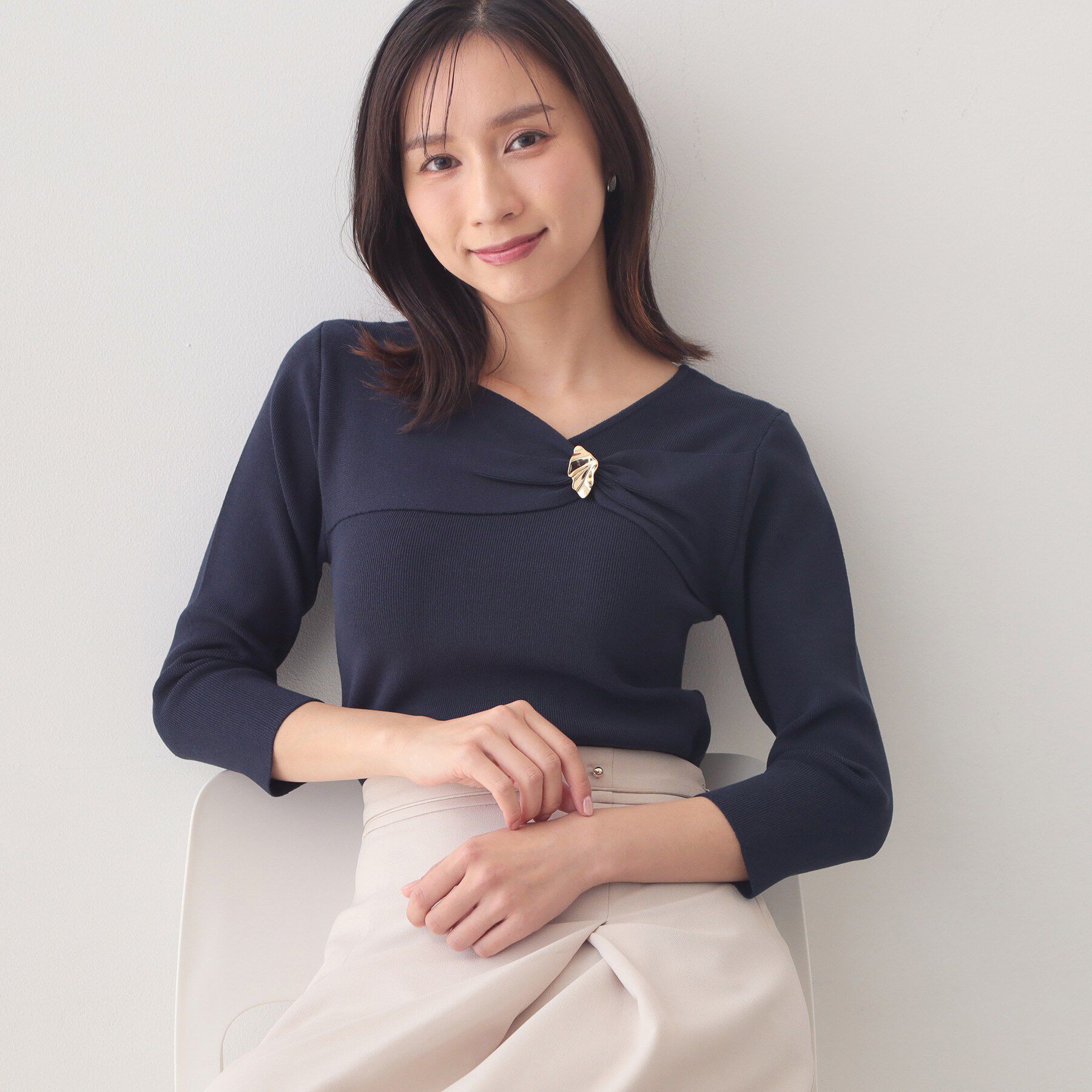 index「ブローチ風ゴールドパーツ付きアシメニット【洗濯機OK／坑ピル】」|ニット・セーター|ネイビー(094)