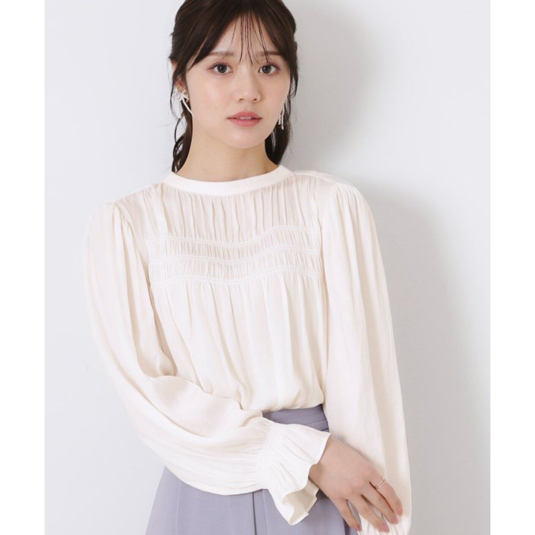 Couture broach「【通勤・大人可愛い】シャーリングギャザーブラウス」|シャツ・ブラウス|オフホワイト(003