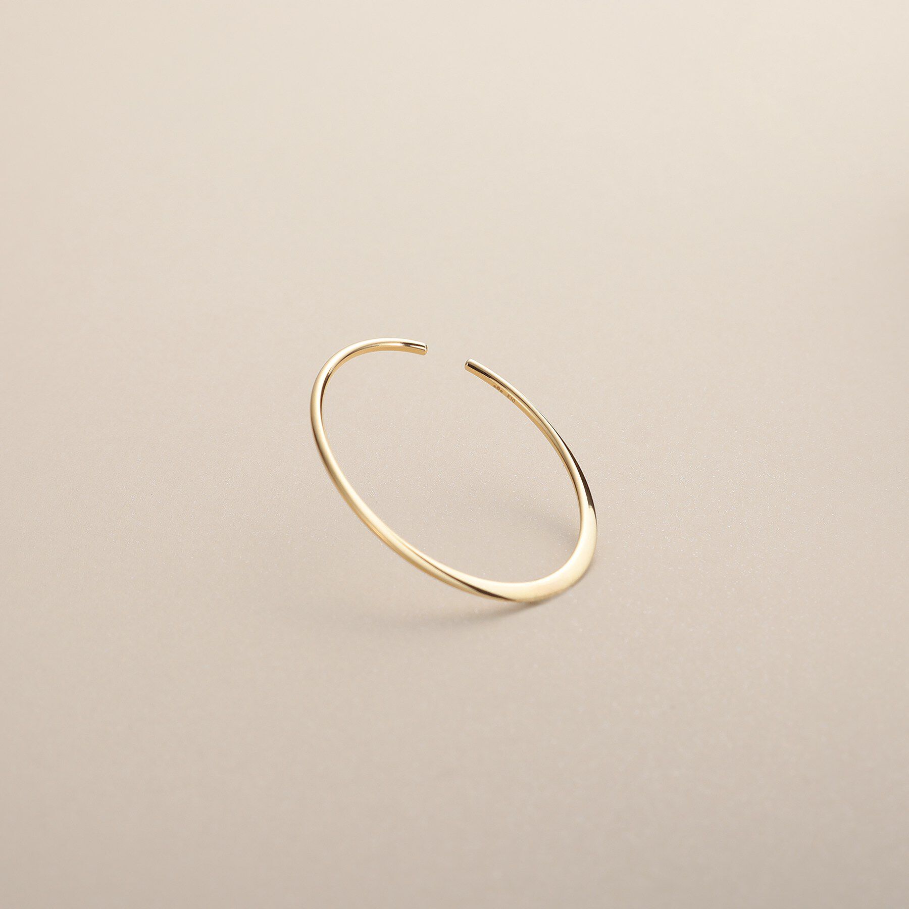 COCOSHNIK「K10丸線つぶしオーバル イヤーカフ」|イヤリング|