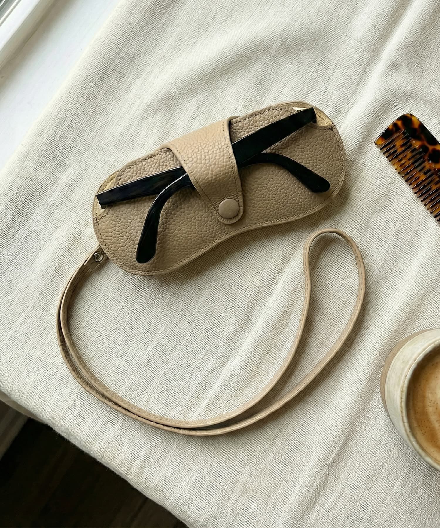 STYLE DELI「【DELI by】ネックストラップ付きリアルレザーサングラスケース」|その他|グレージュ