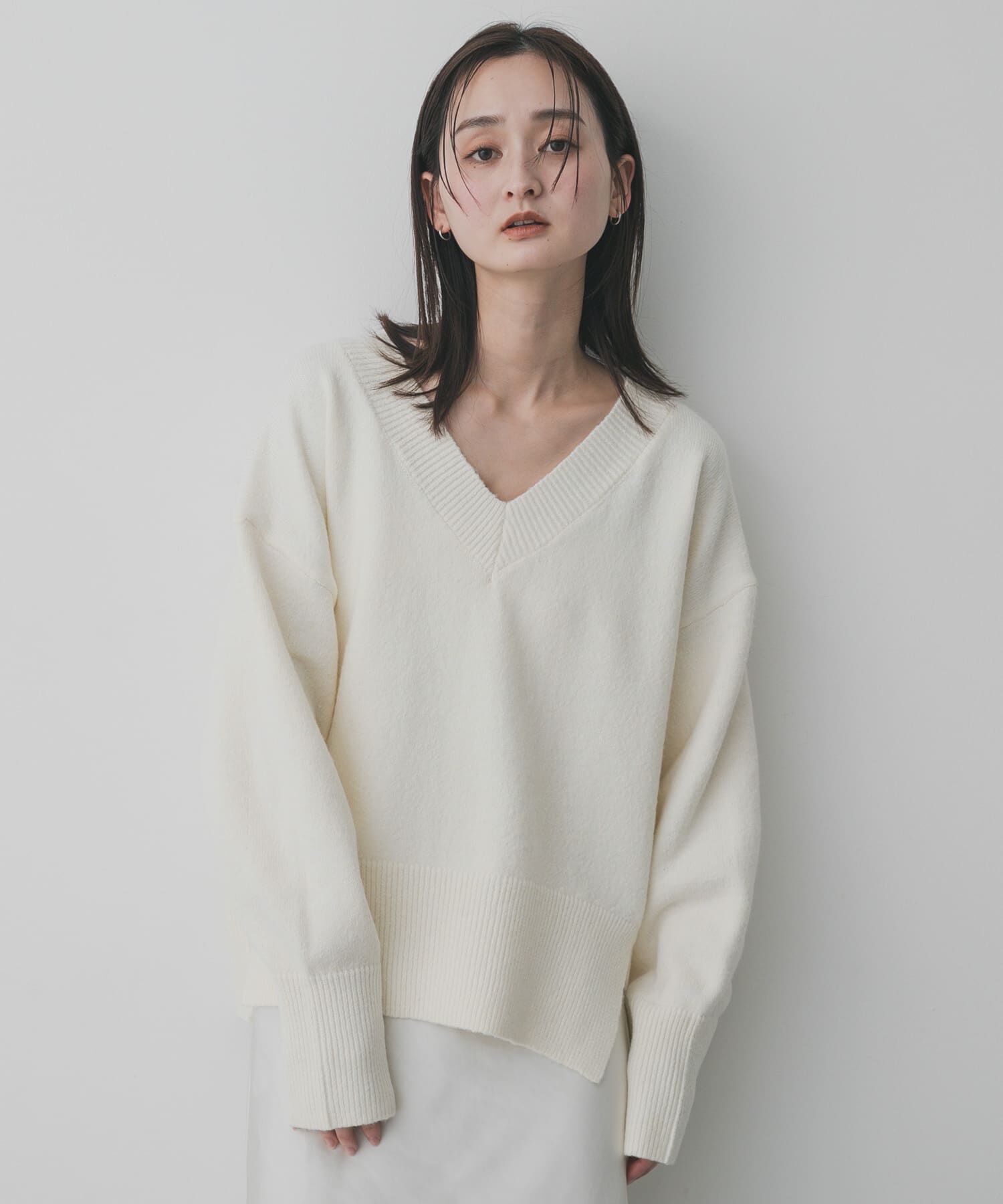 SENSE OF PLACE by URBAN RESEARCH「『洗濯可』サイドスリットVネックニット」|ニット・セーター|アイボリー