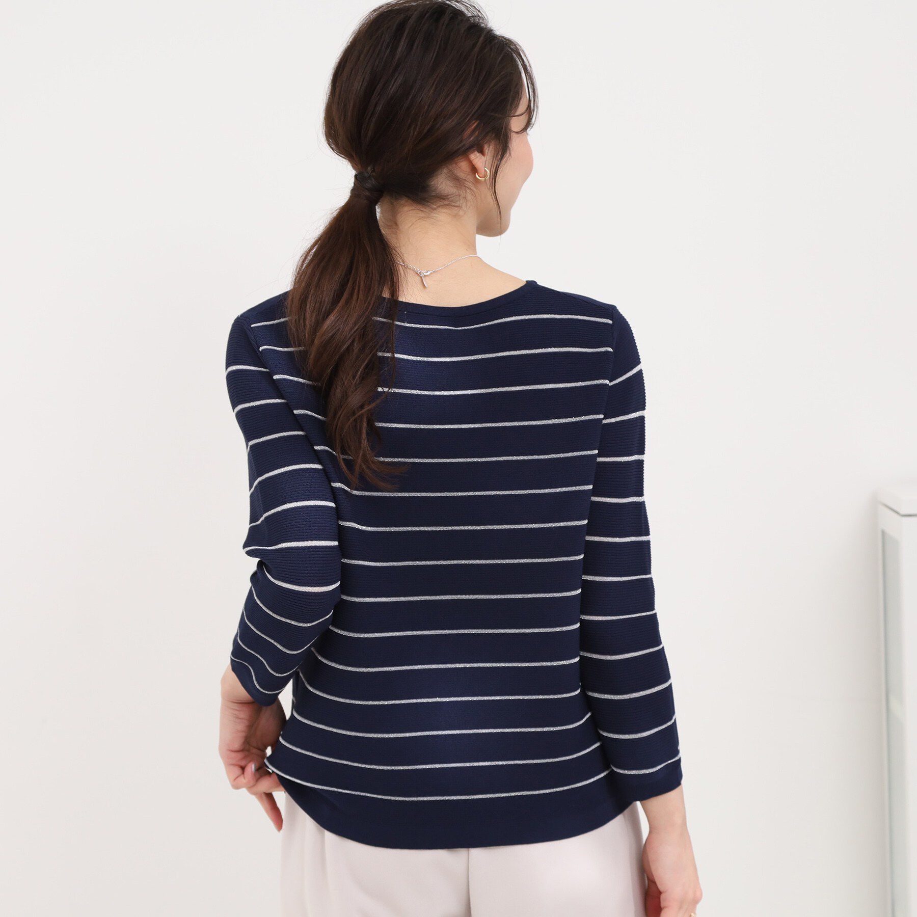 SHOO･LA･RUE「【洗える】デコルテがきれいに見えるVネックラメボーダーニット」|ニット・セーター|