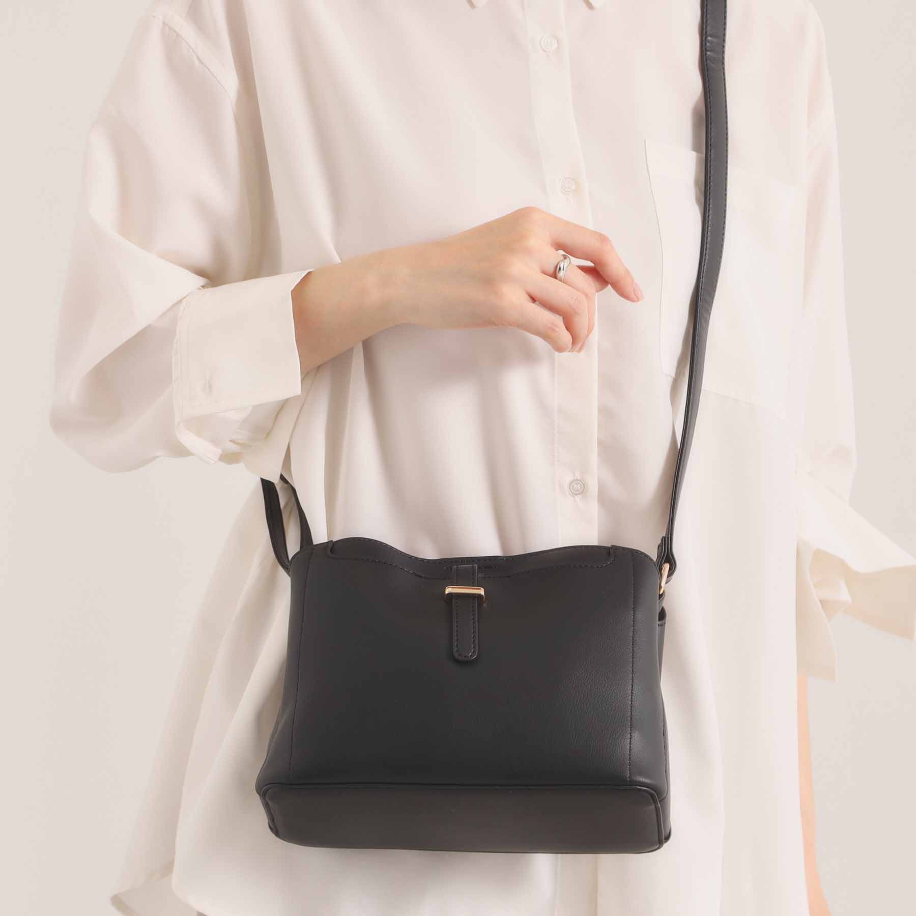 ITS&rsquo;DEMO「＜かるバッグ＞横型ミニショルダー」|ショルダー・メッセンジャー|ブラック(019)