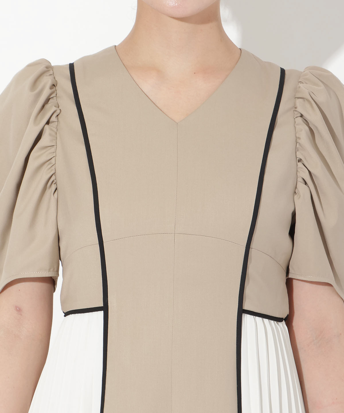 アンドクチュール「配色パイピングVネックワンピース」|ワンピース|