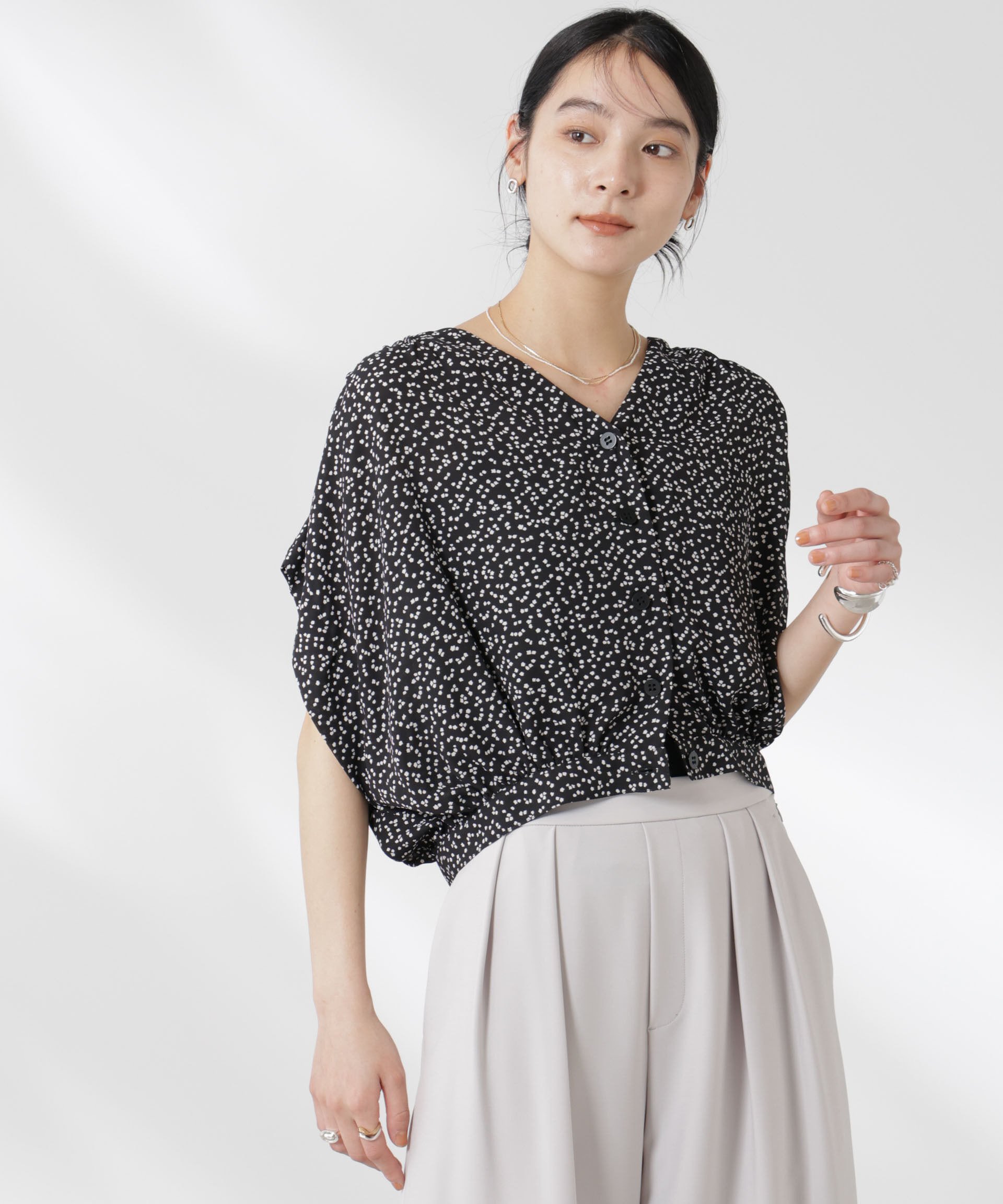 nano･universe「ランダムドットショート丈Vネックブラウス」|シャツ・ブラウス|ブラック