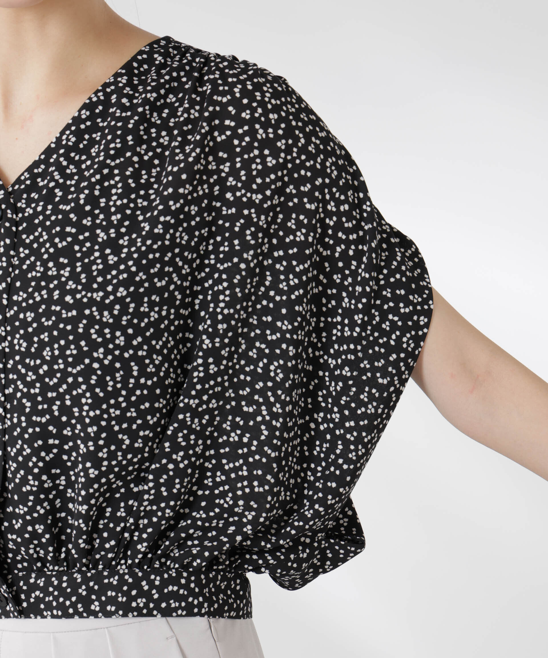 nano･universe「ランダムドットショート丈Vネックブラウス」|シャツ・ブラウス|