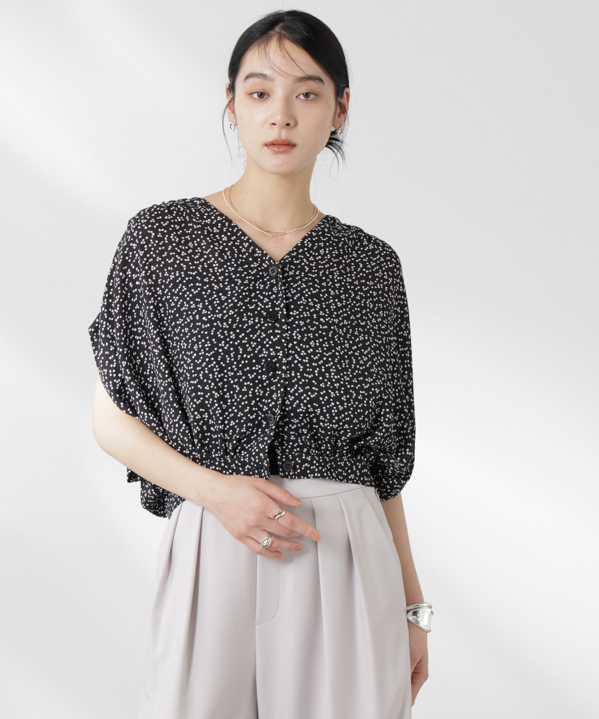 nano･universe「ランダムドットショート丈Vネックブラウス」|シャツ・ブラウス|