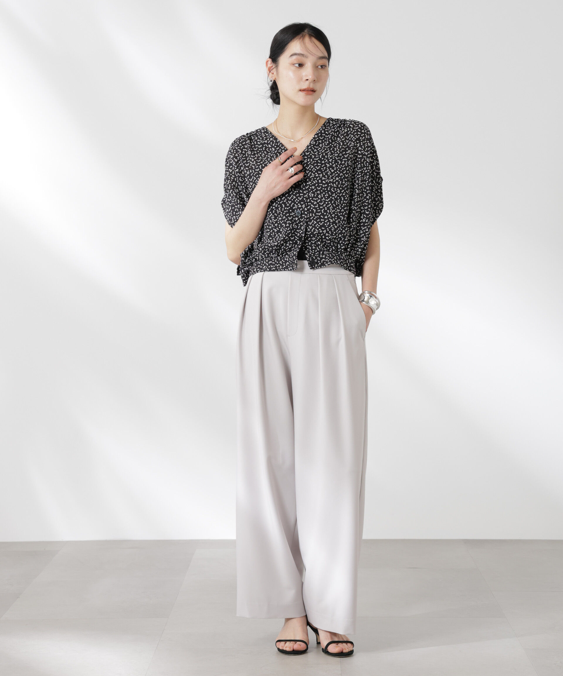 nano･universe「ランダムドットショート丈Vネックブラウス」|シャツ・ブラウス|