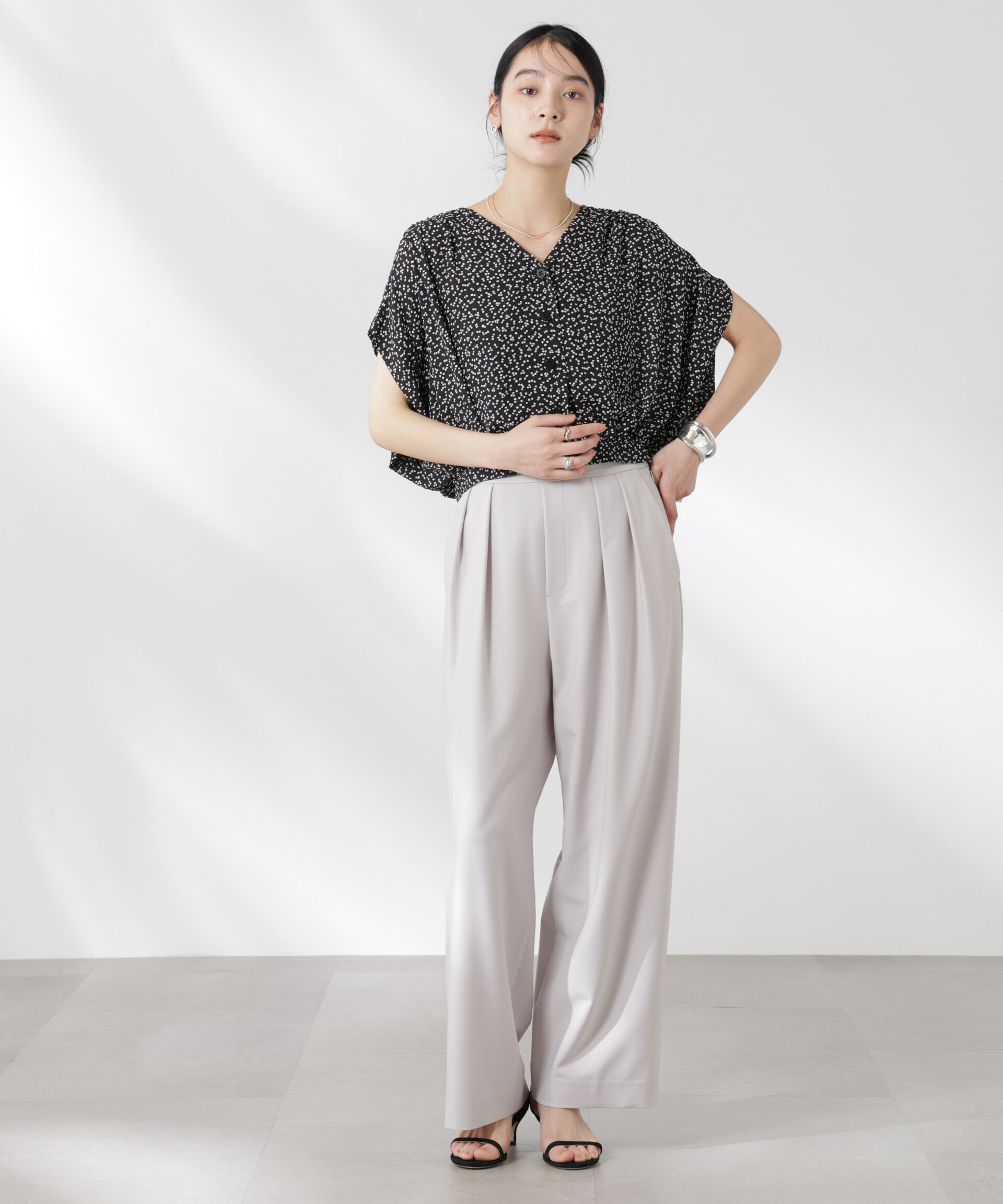 nano･universe「ランダムドットショート丈Vネックブラウス」|シャツ・ブラウス|