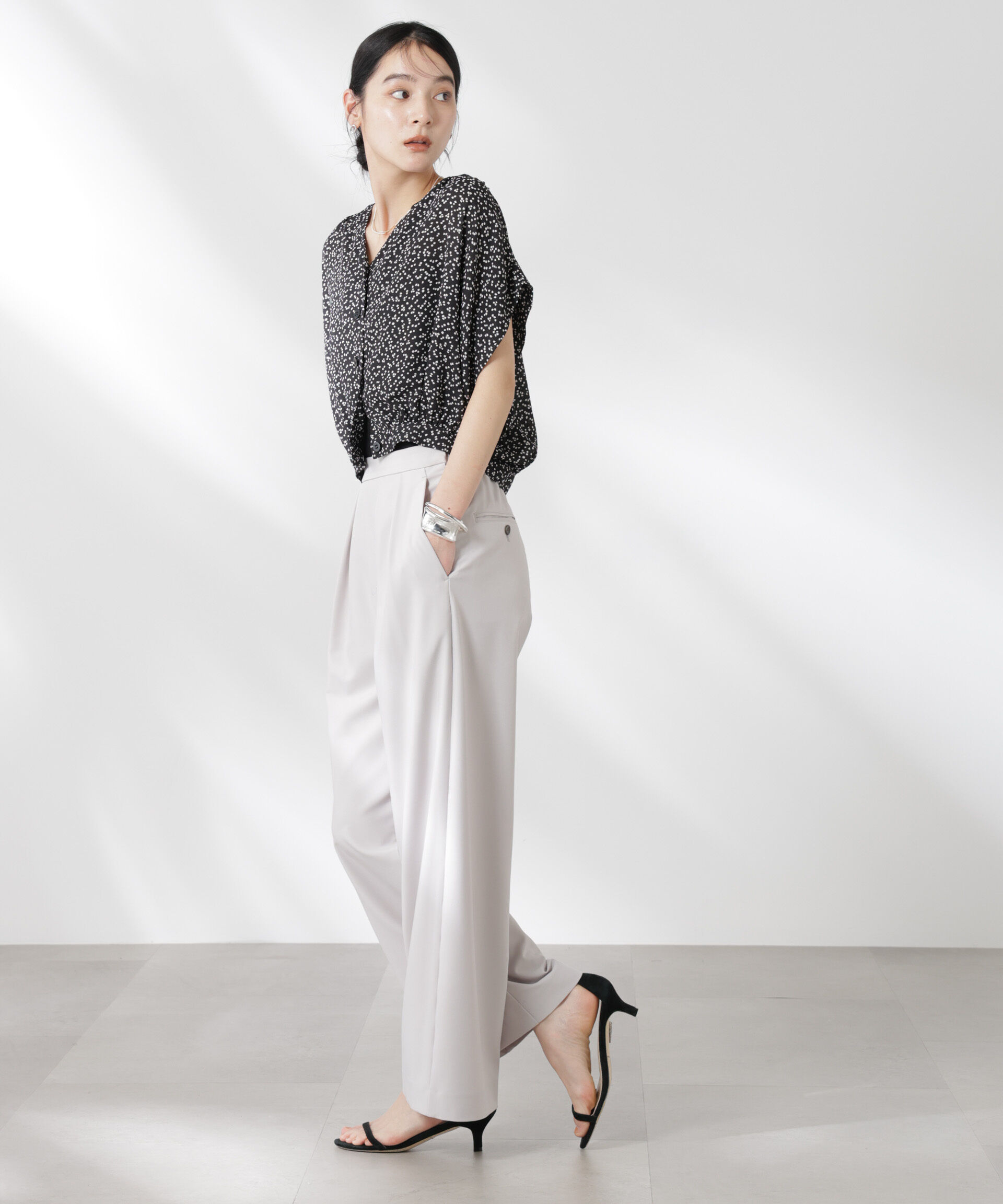 nano･universe「ランダムドットショート丈Vネックブラウス」|シャツ・ブラウス|