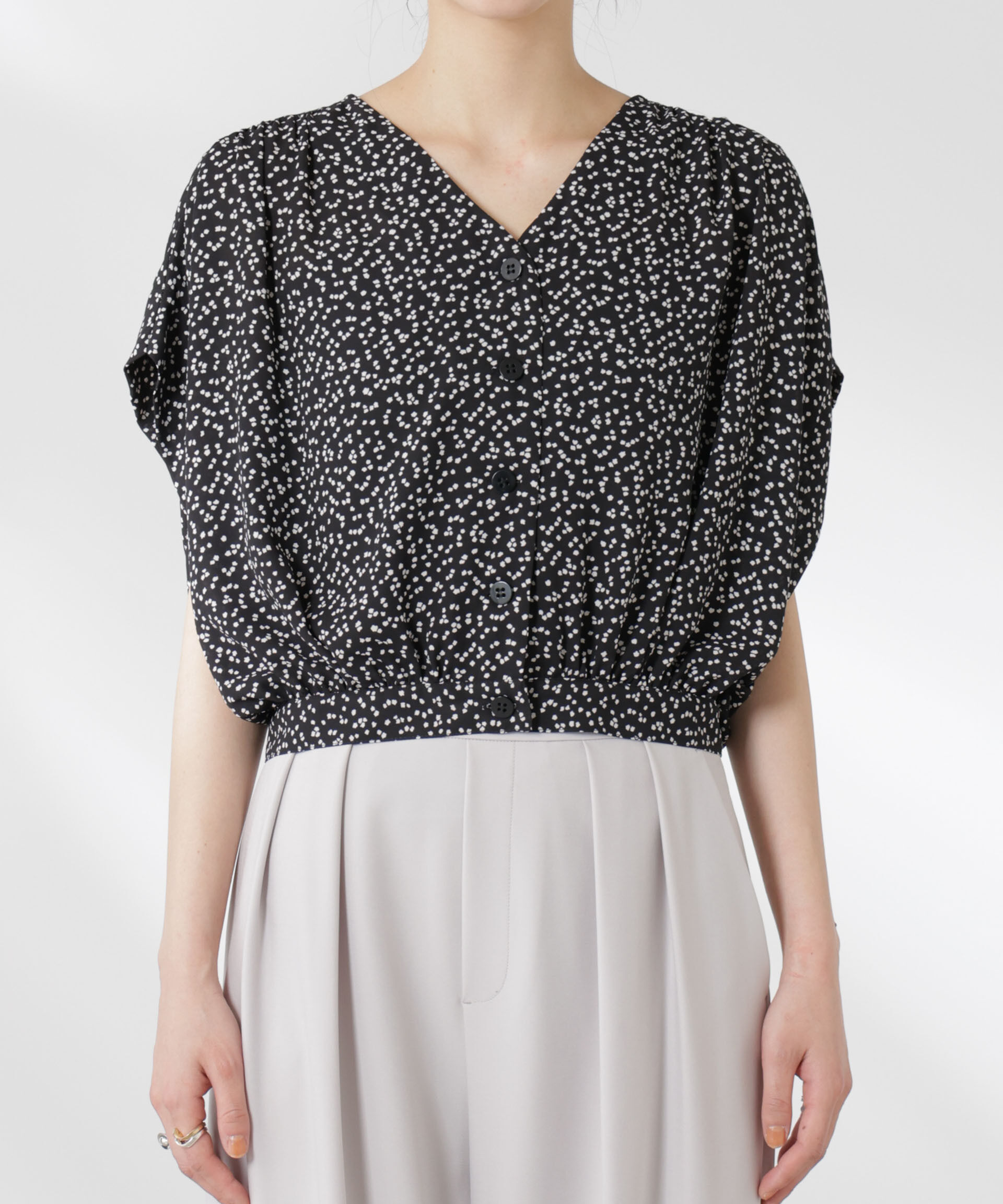 nano･universe「ランダムドットショート丈Vネックブラウス」|シャツ・ブラウス|