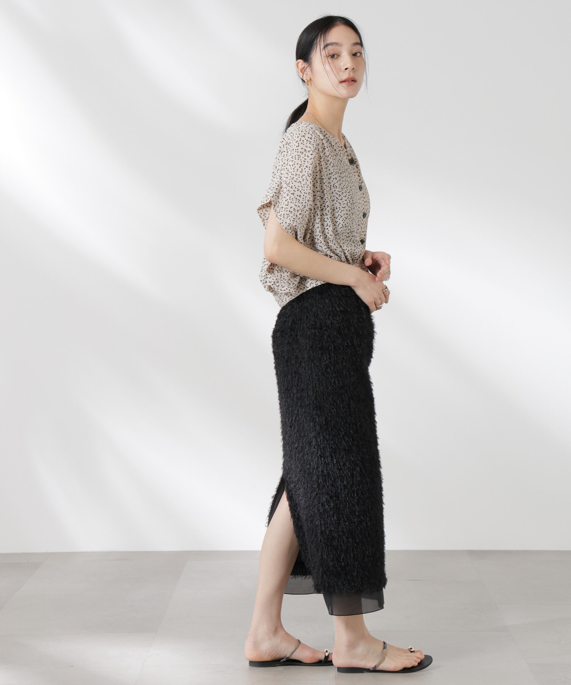 nano･universe「ランダムドットショート丈Vネックブラウス」|シャツ・ブラウス|