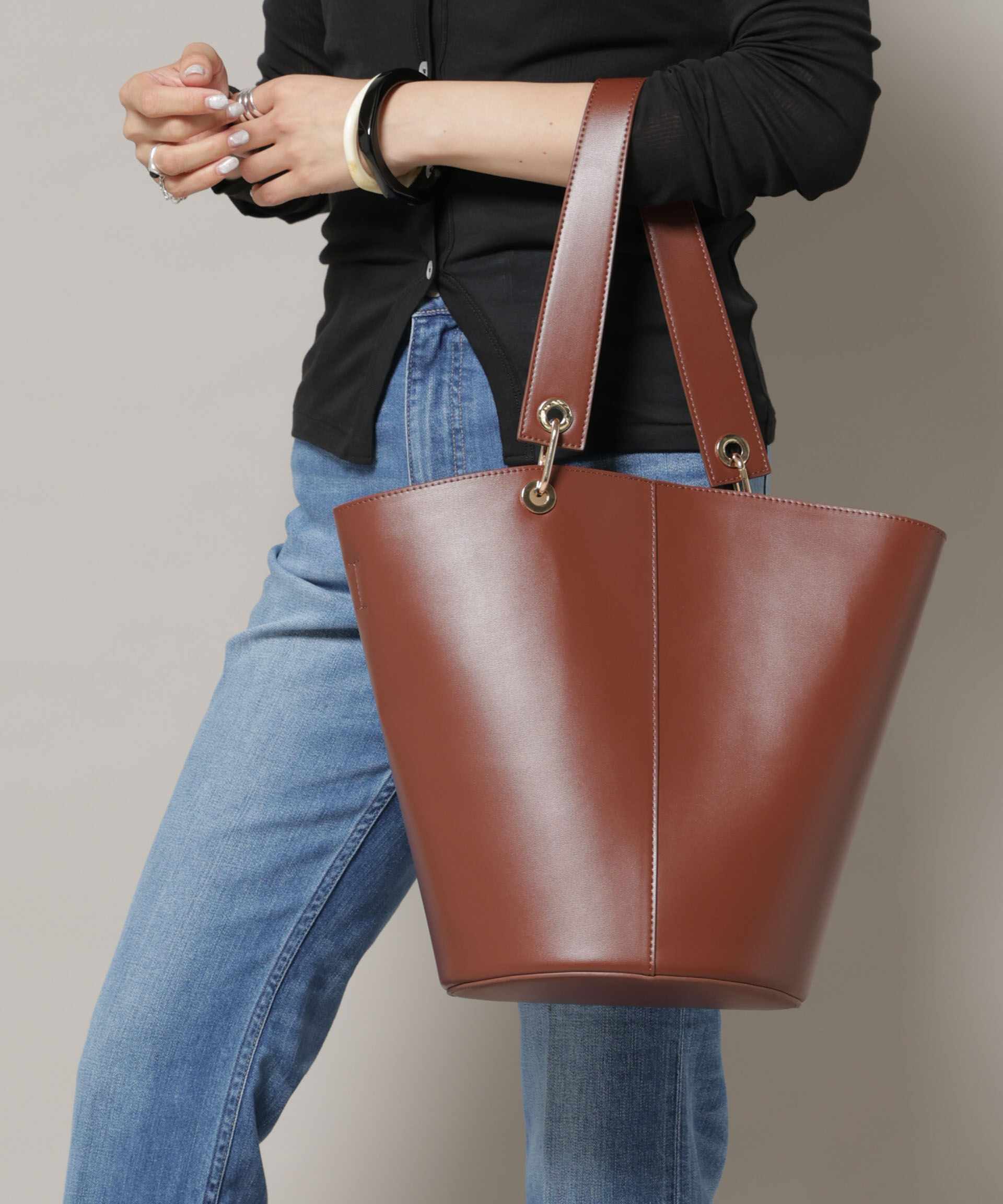 nano･universe「アシンメトリーハンドルバケツトート」|ショルダー・メッセンジャー|ブラウン