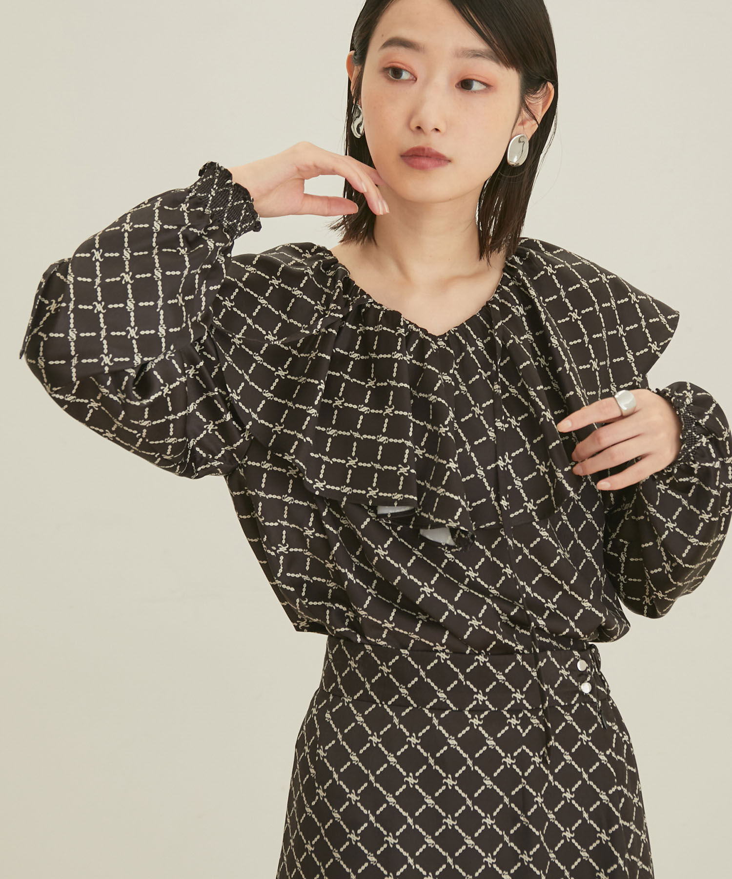 VIS「【セットアップ対応】【洗える】モノグラムフリルシャーリングブラウス」|シャツ・ブラウス|ブラック系(02)