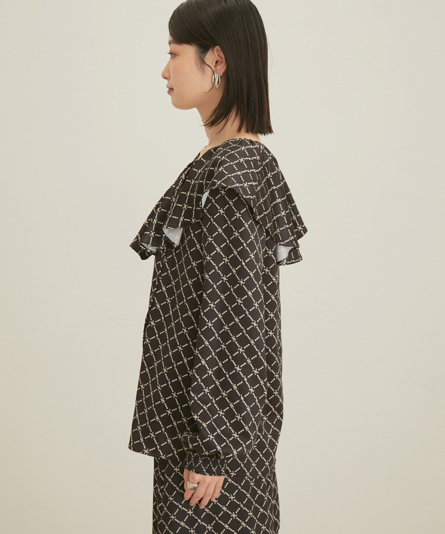 VIS「【セットアップ対応】【洗える】モノグラムフリルシャーリングブラウス」|シャツ・ブラウス|