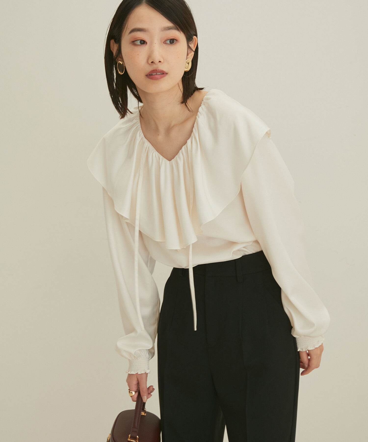 VIS「【セットアップ対応】【洗える】モノグラムフリルシャーリングブラウス」|シャツ・ブラウス|