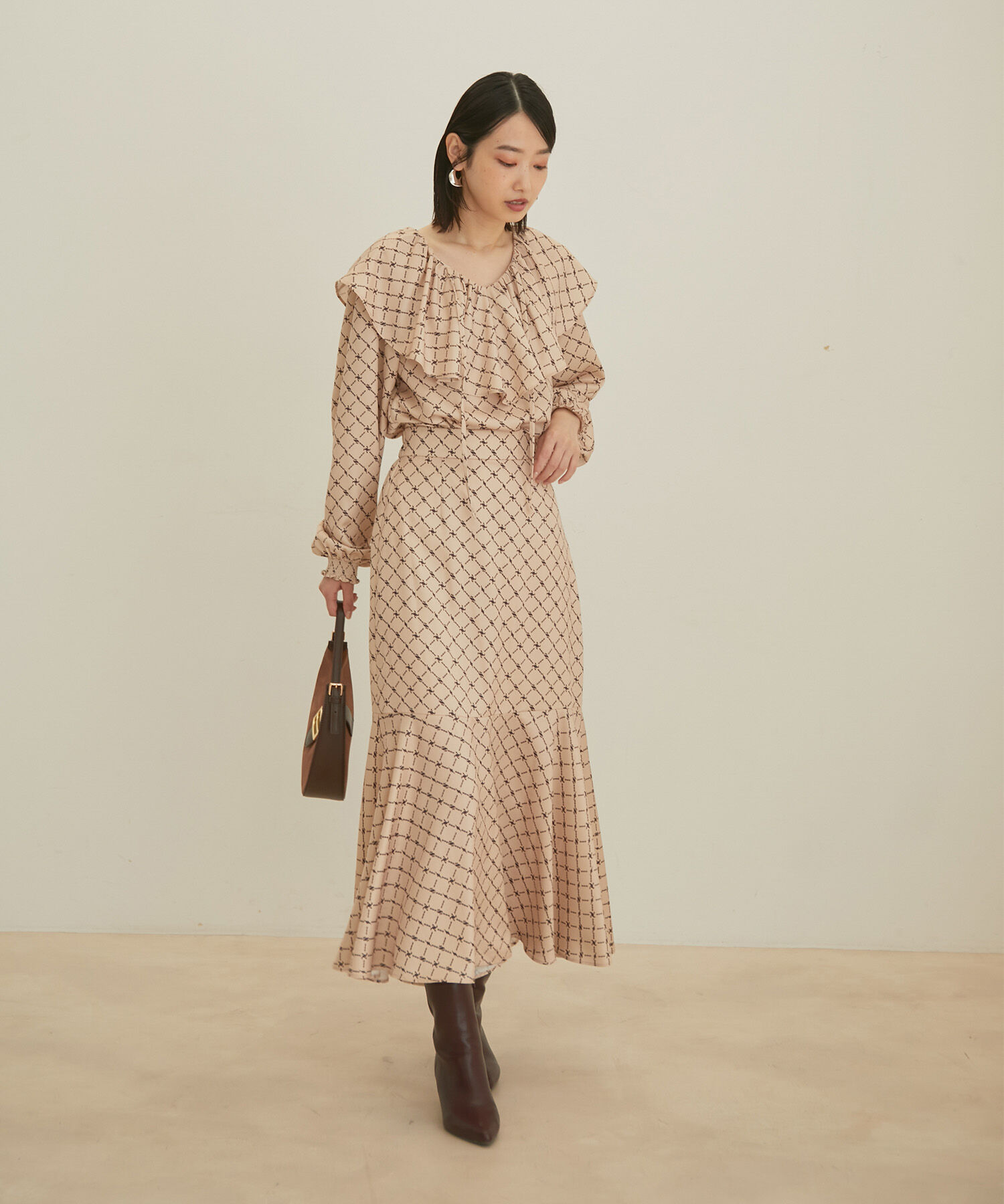 VIS「【セットアップ対応】【洗える】モノグラムフリルシャーリングブラウス」|シャツ・ブラウス|