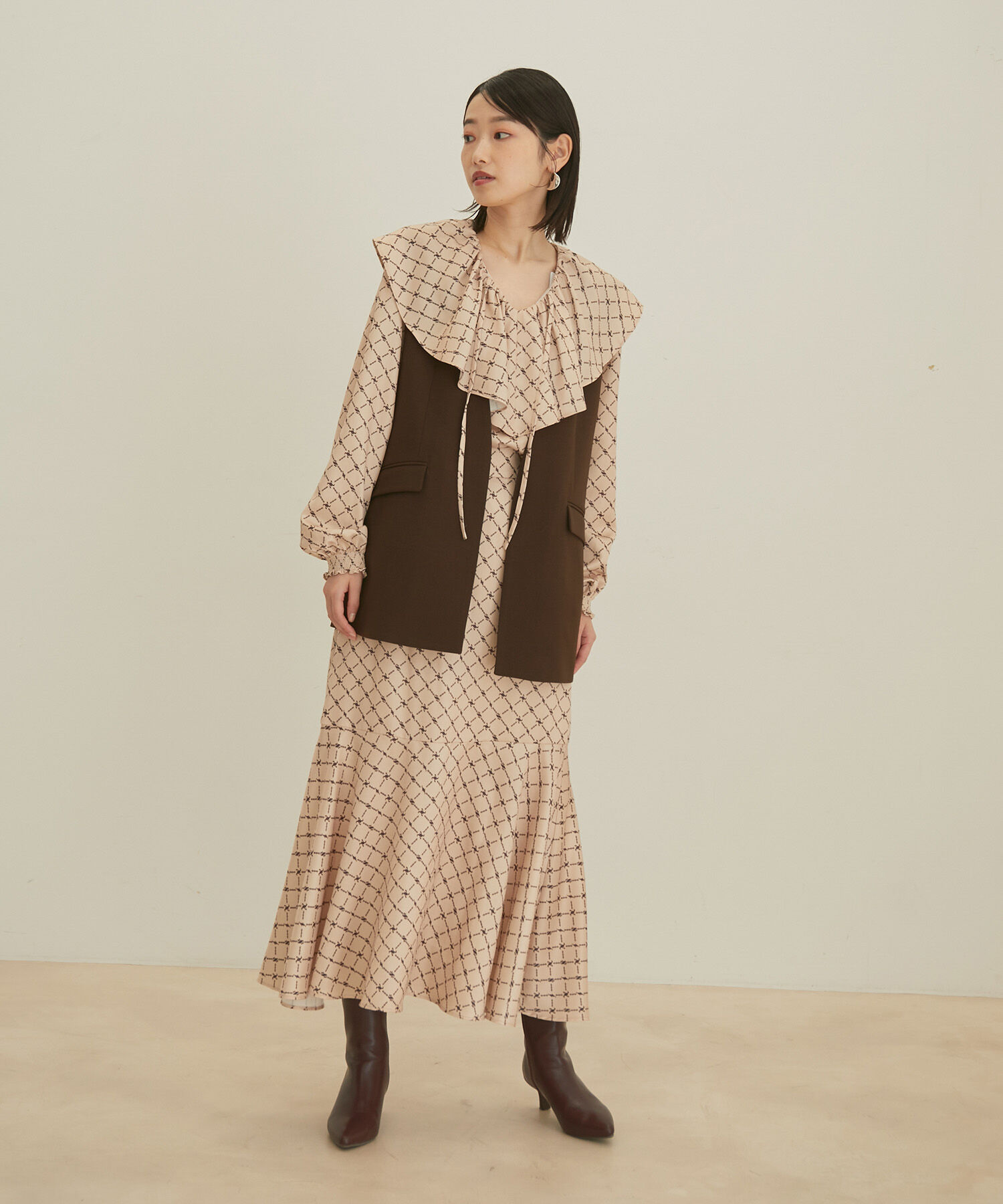 VIS「【セットアップ対応】【洗える】モノグラムフリルシャーリングブラウス」|シャツ・ブラウス|